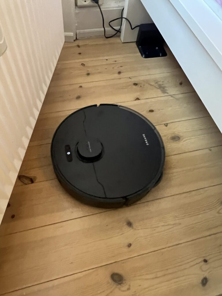 Dreame L10s Pro Gen 3 Saugroboter beim Reinigen einer 64-m²-Wohnung