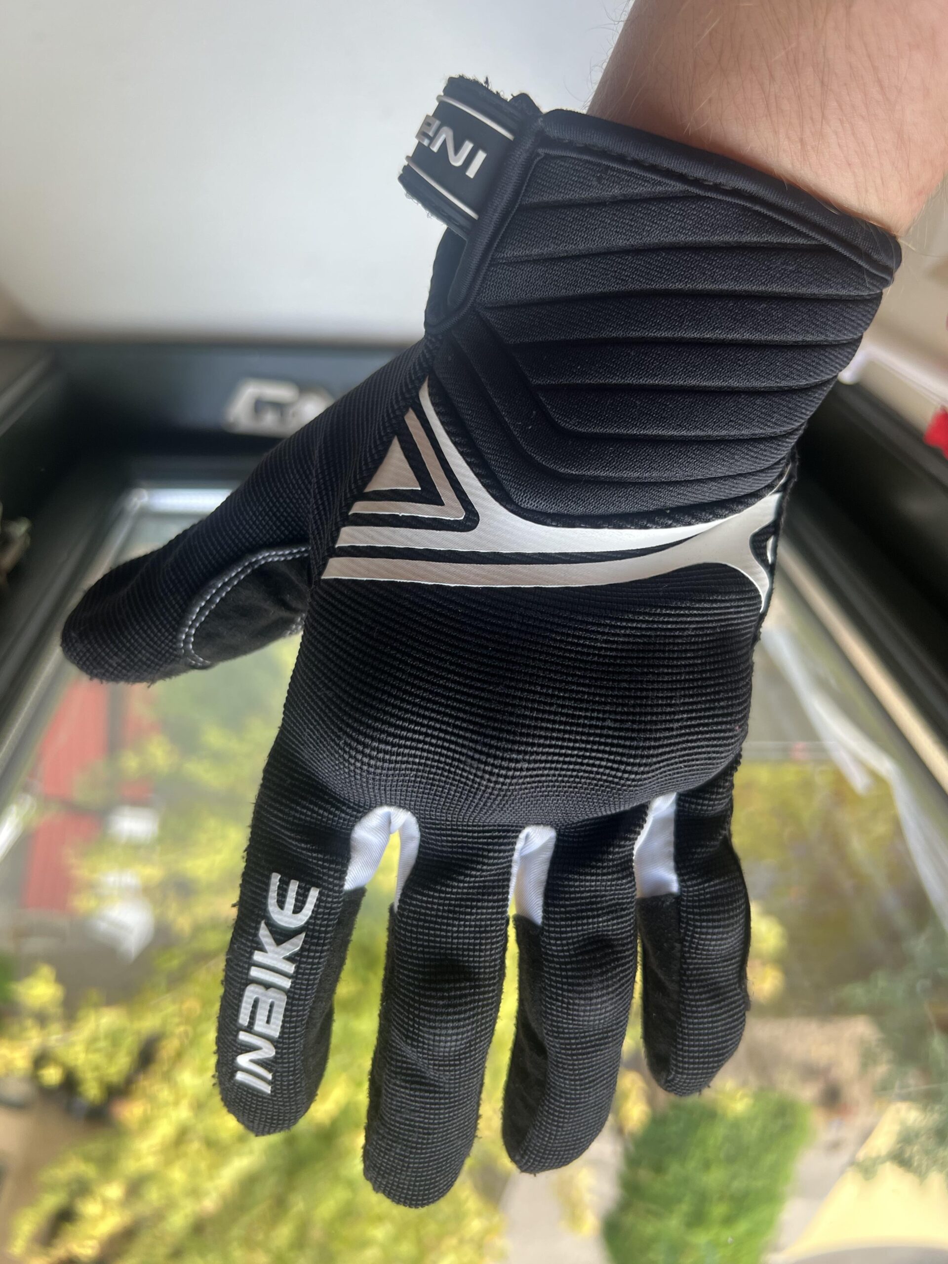 INBIKE Motorradhandschuh an meiner Hand während der Nutzung