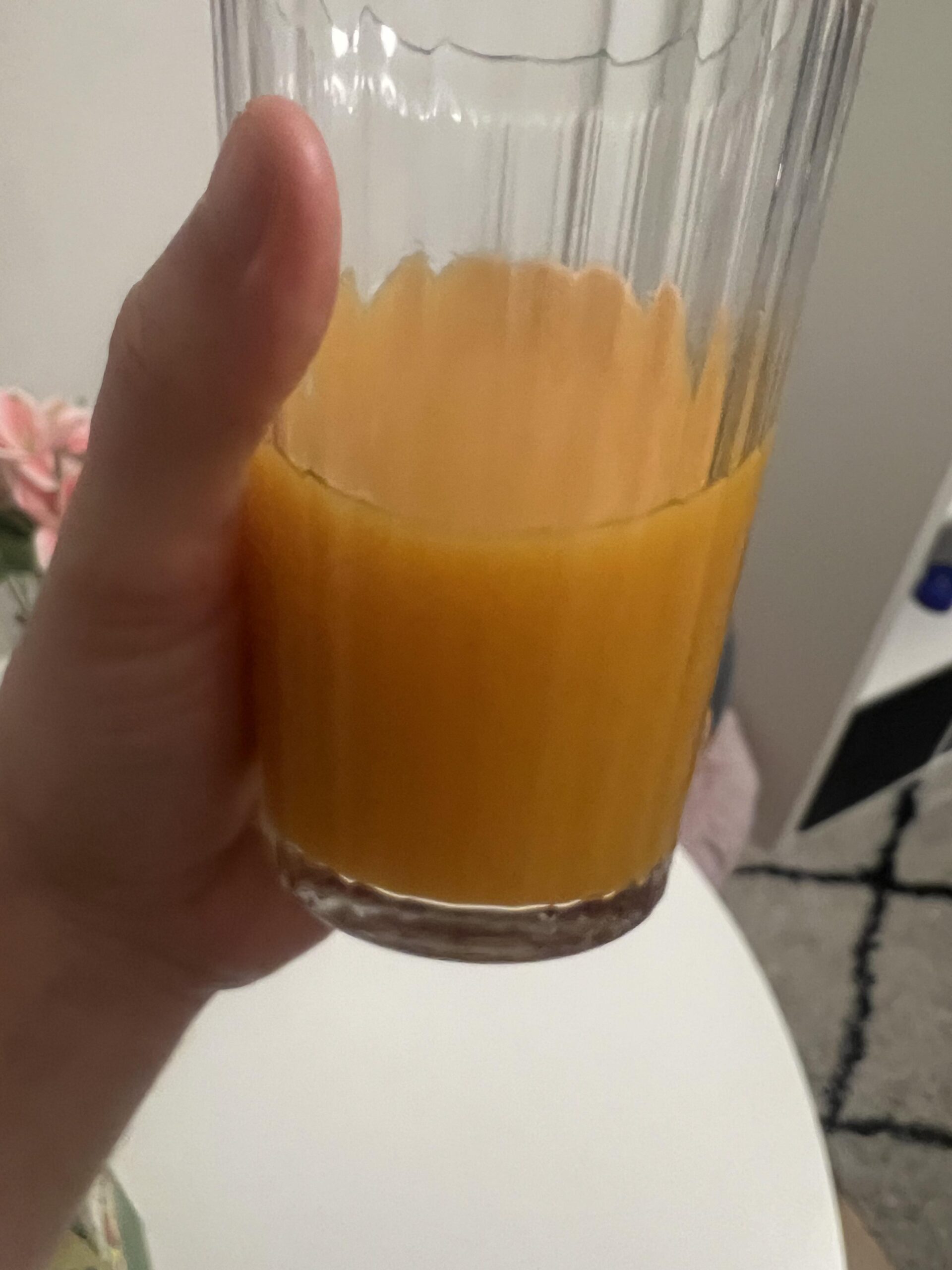 Zumo Pfanner 100% Multi-Vitamin servido en un vaso