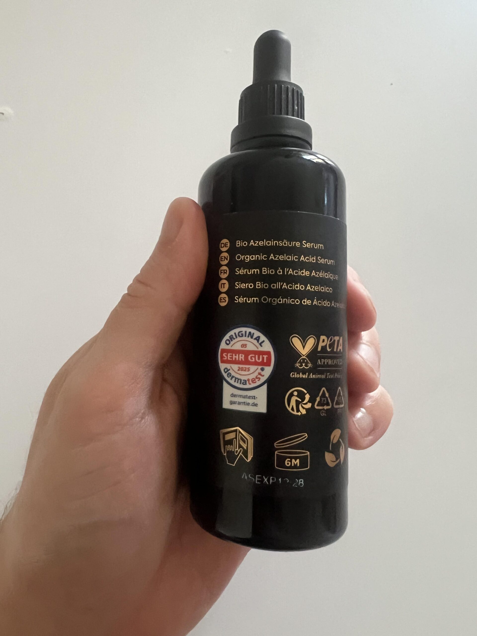 My own photo of the multilingual label on the back of the Kapua Naturals Bio Azelain Serum 100 ml bottle