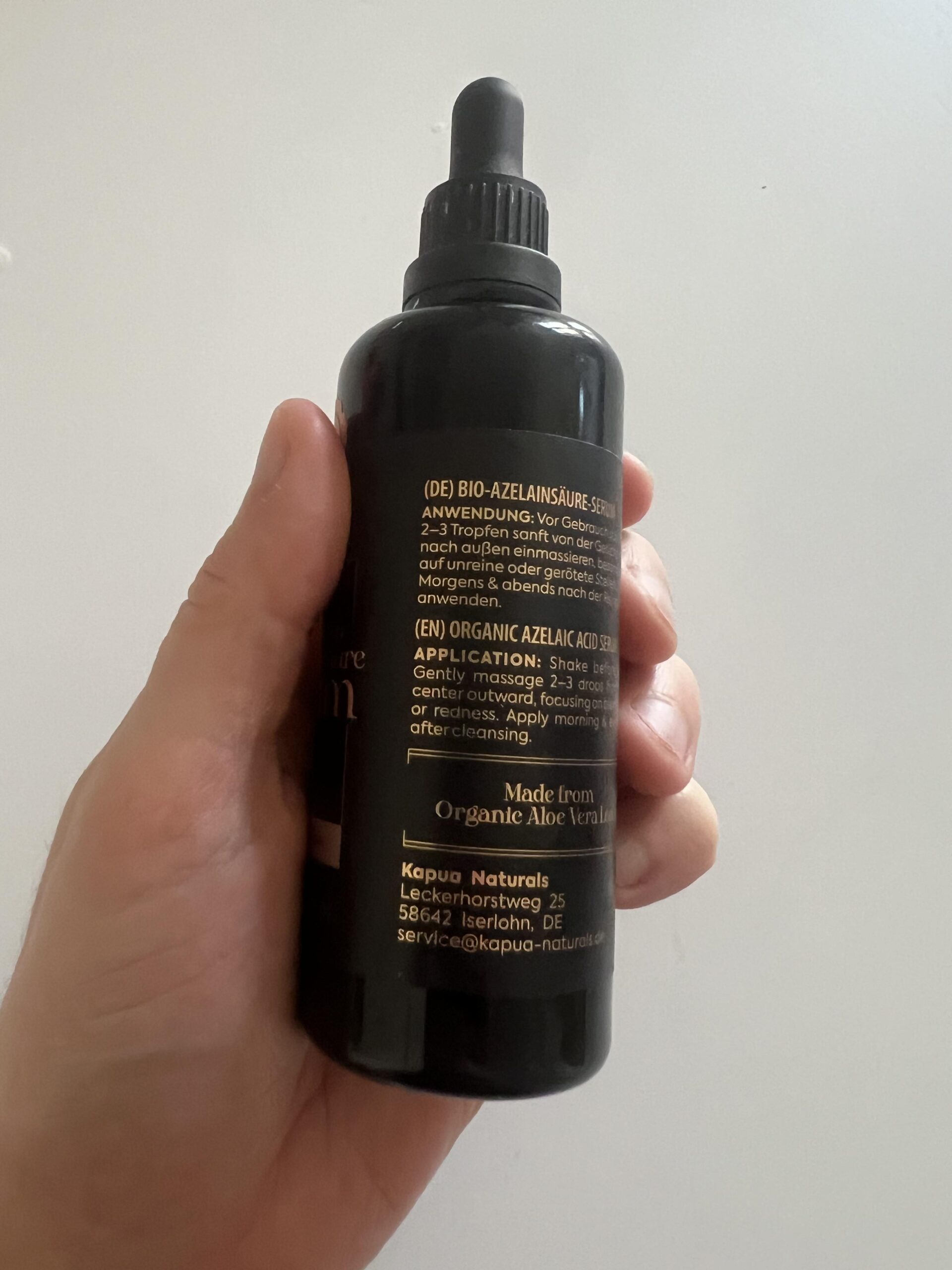 Original photograph of the German and English Kapua Naturals 100ml azelaic acid serum usage label on my black bottle