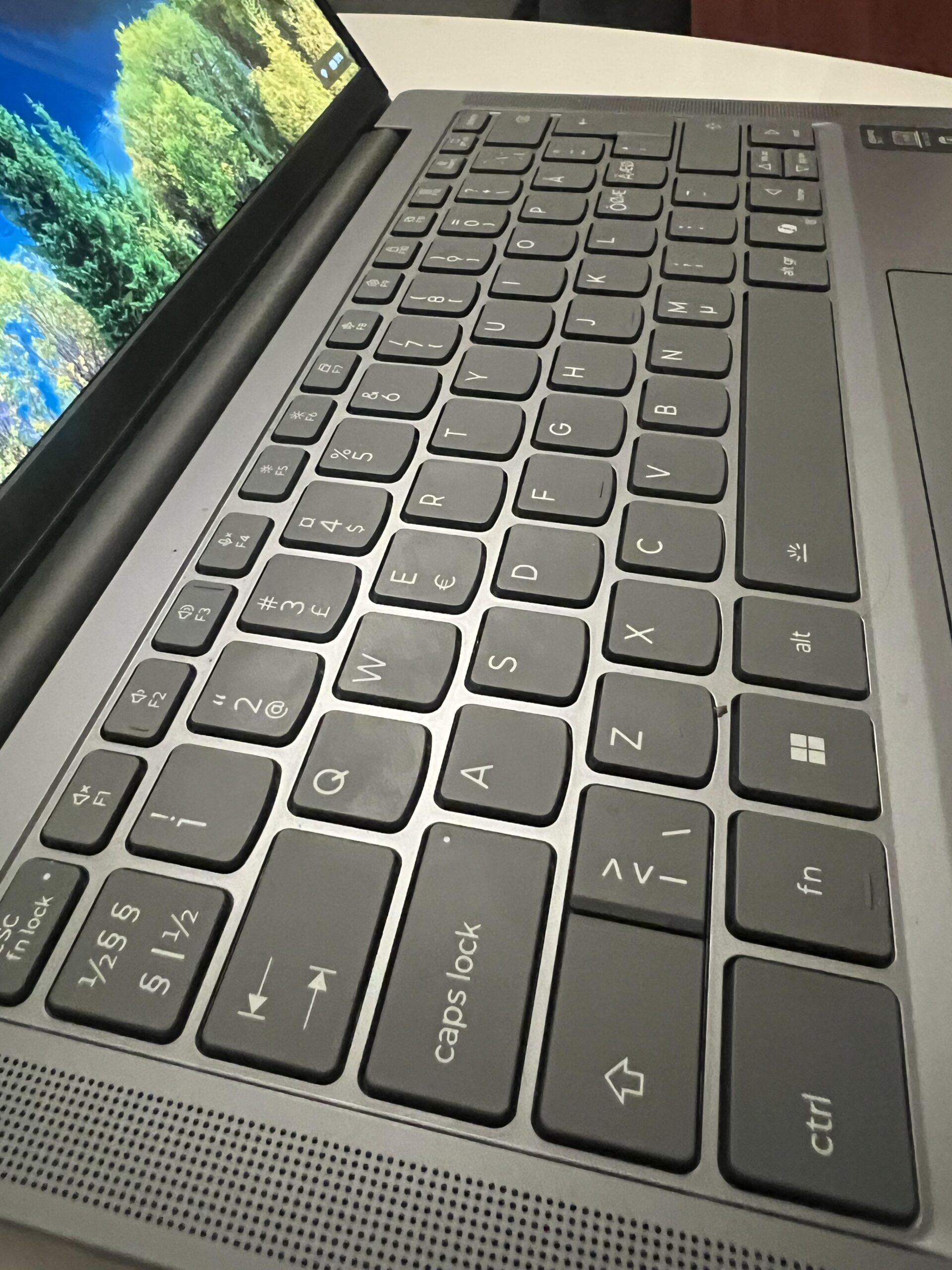 Nordische Tastatur des Lenovo IdeaPad Slim 3 14ARP10 nach etwa zehn Monaten Nutzung