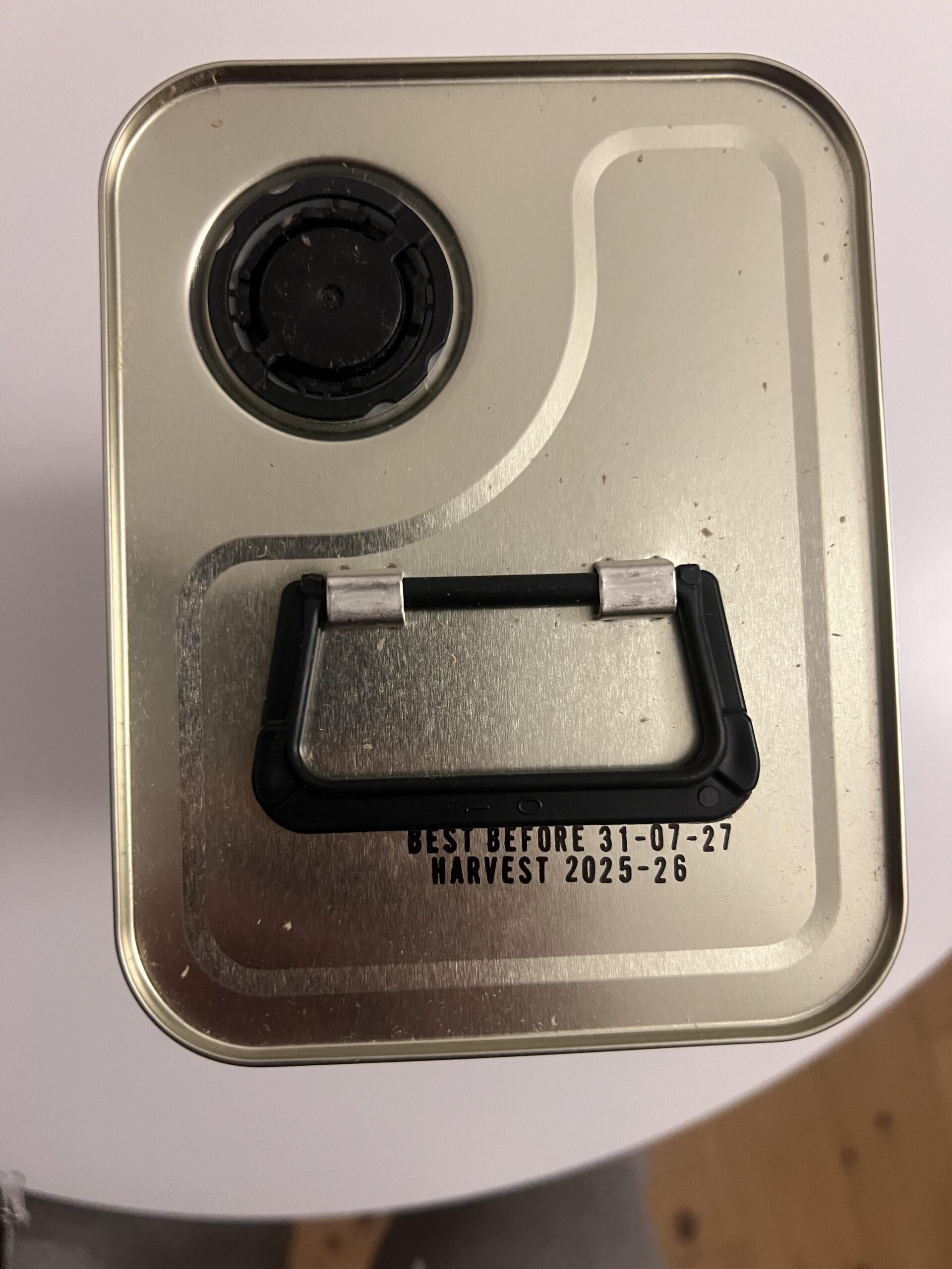Kleos 5 litre tin stamped harvest 2025–26 and best before 31 July 2027