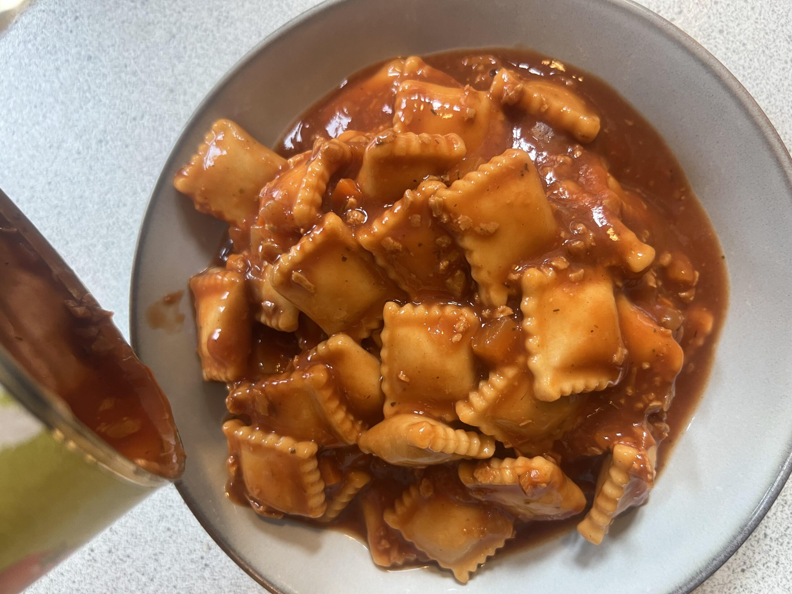 I ravioli Maggi Veg Bolognese versati in una ciotola prima del pasto