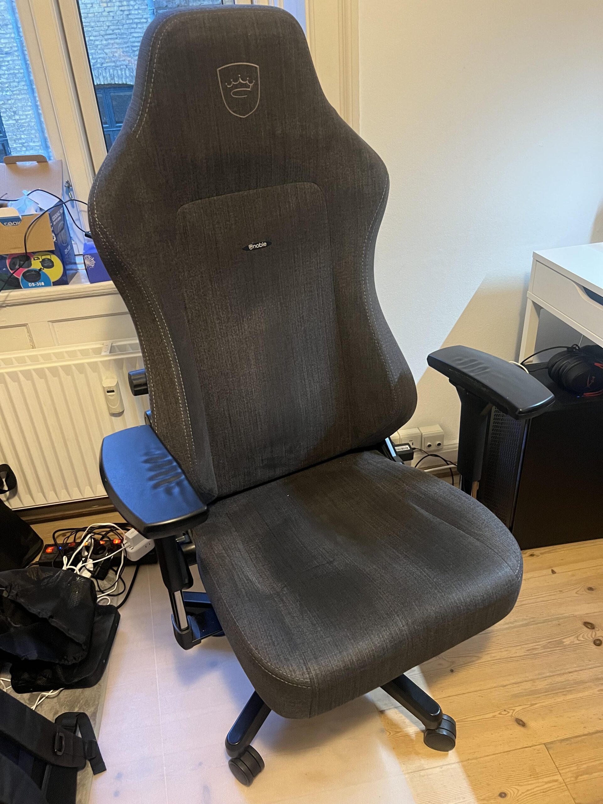 Vorderansicht meines noblechairs HERO TX Gaming-Stuhls in Anthrazit-Stoff nach mehr als vier Jahren täglicher Nutzung