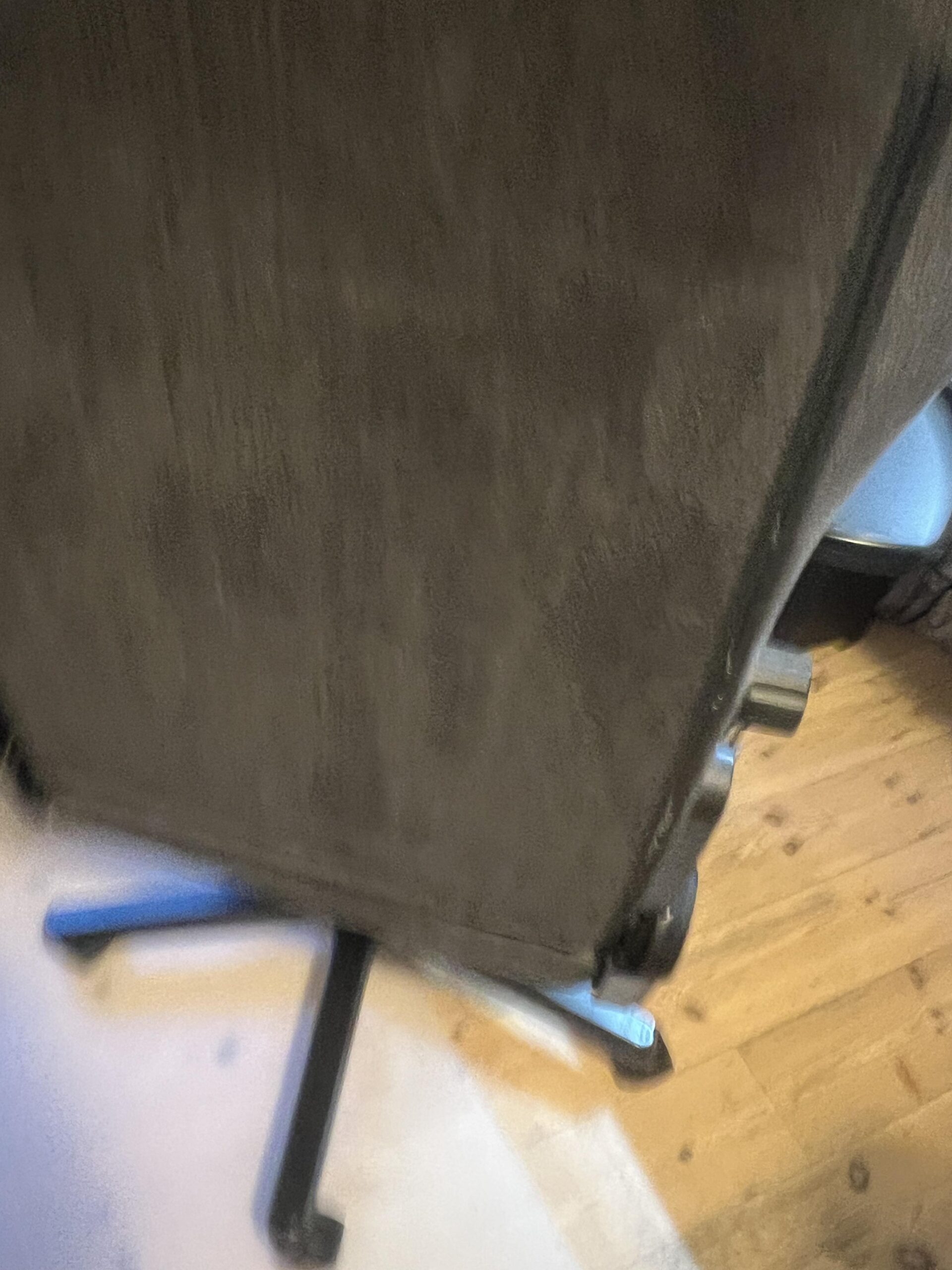 Nahaufnahme des anthrazitfarbenen Stoffes an der Rückenlehne meines noblechairs HERO TX