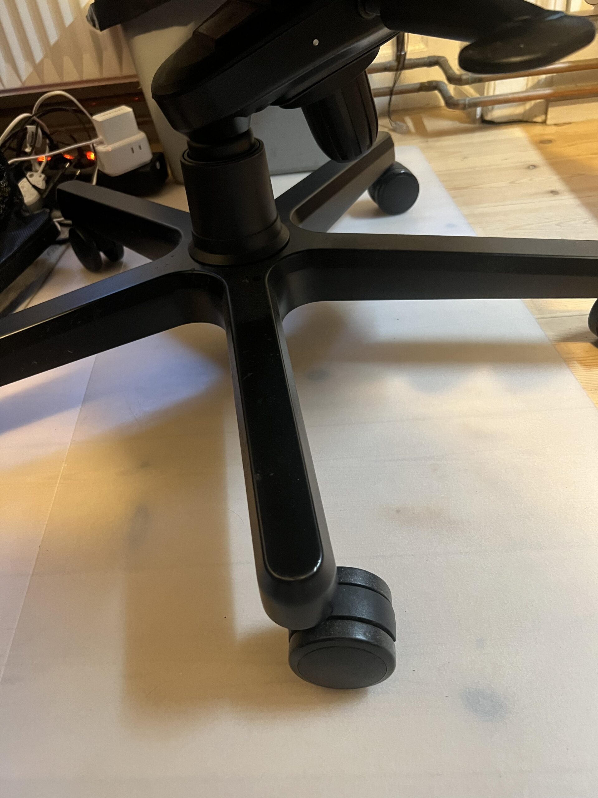 Fünfsternfuß und Rollen meines noblechairs HERO TX nach mehr als vier Jahren täglicher Nutzung
