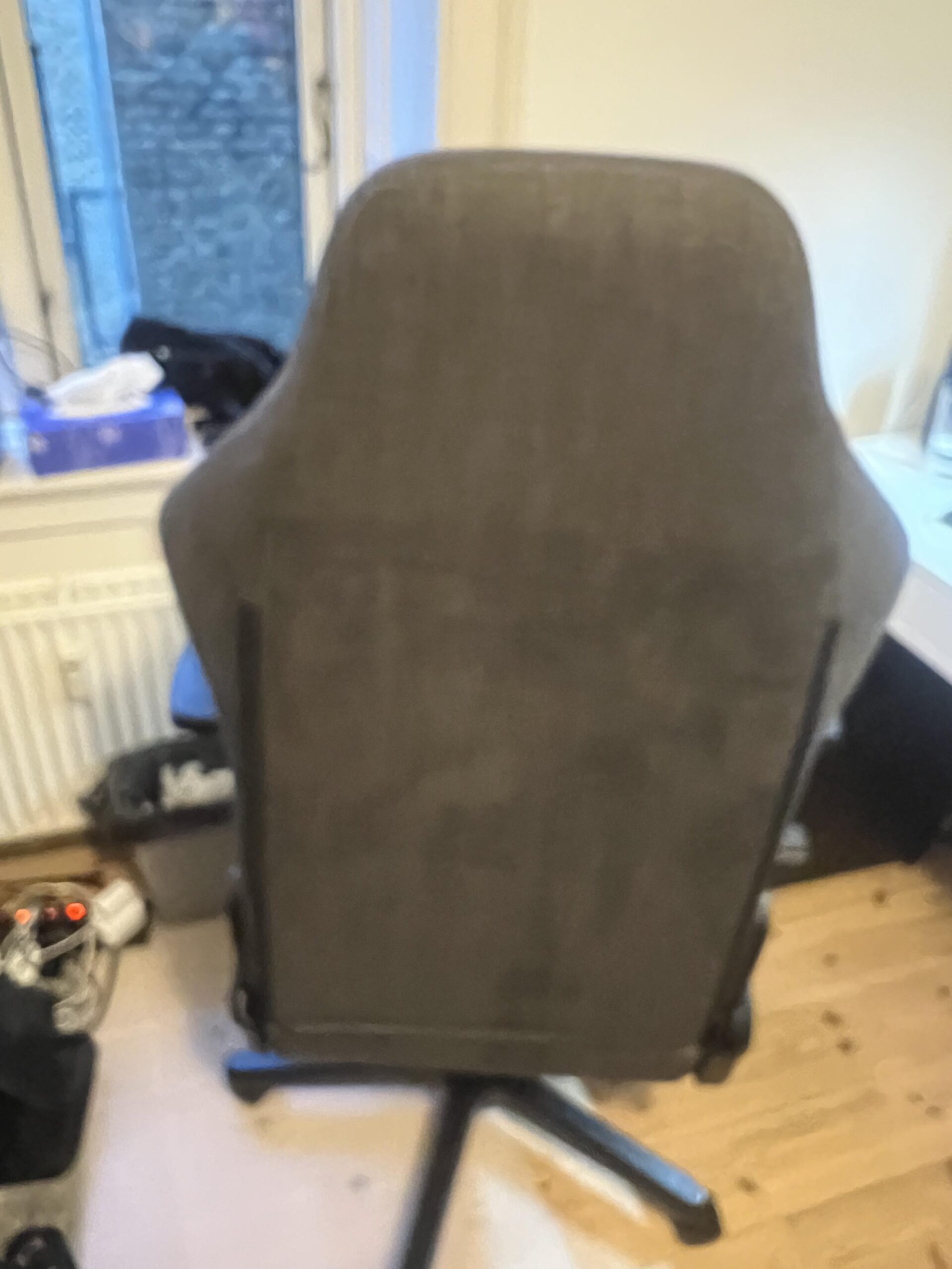 Rückansicht der Rückenlehne meines noblechairs HERO TX in Anthrazit-Stoff
