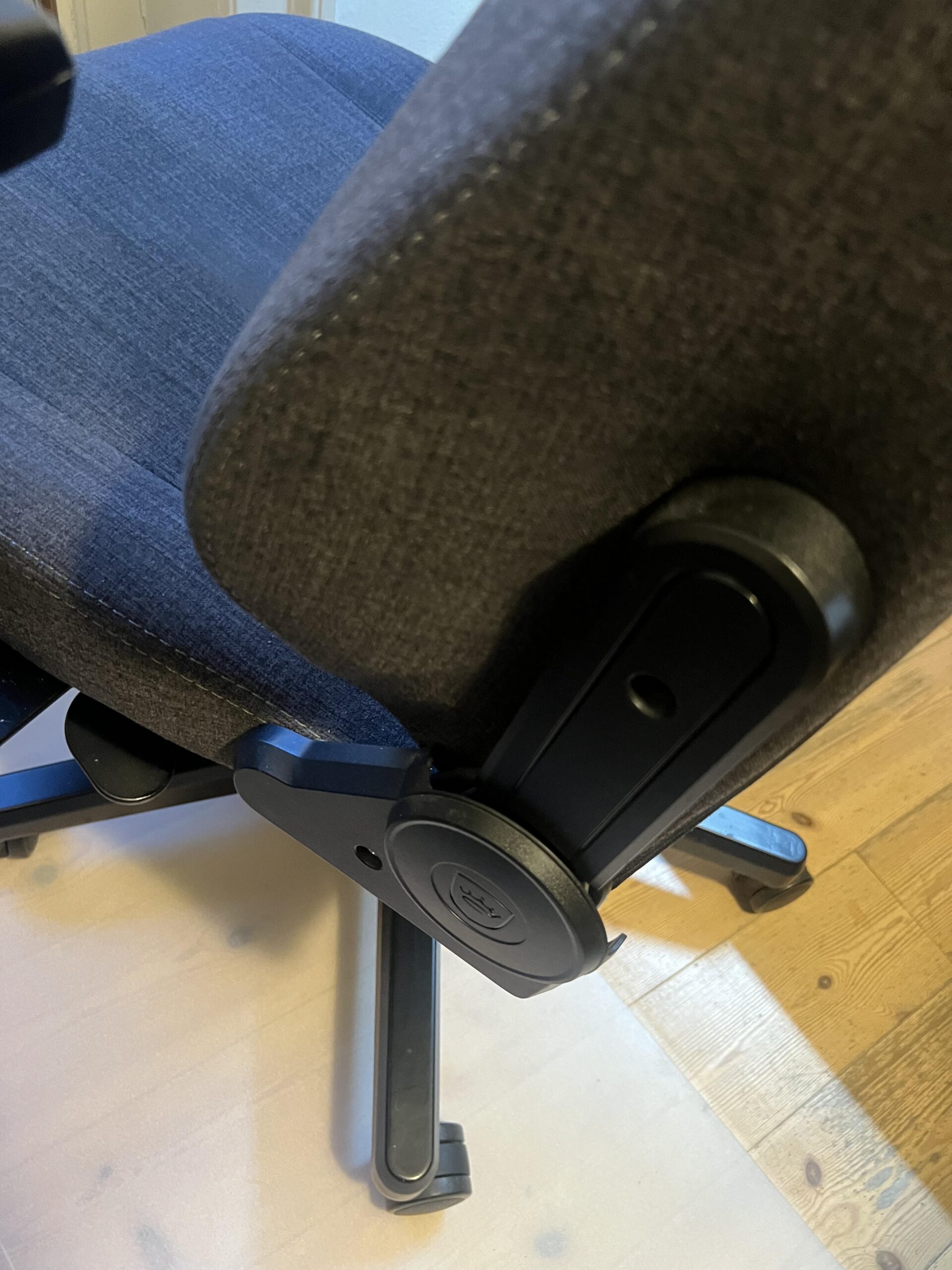 Mechanismus der Rückenlehne an der Seite meines noblechairs HERO TX