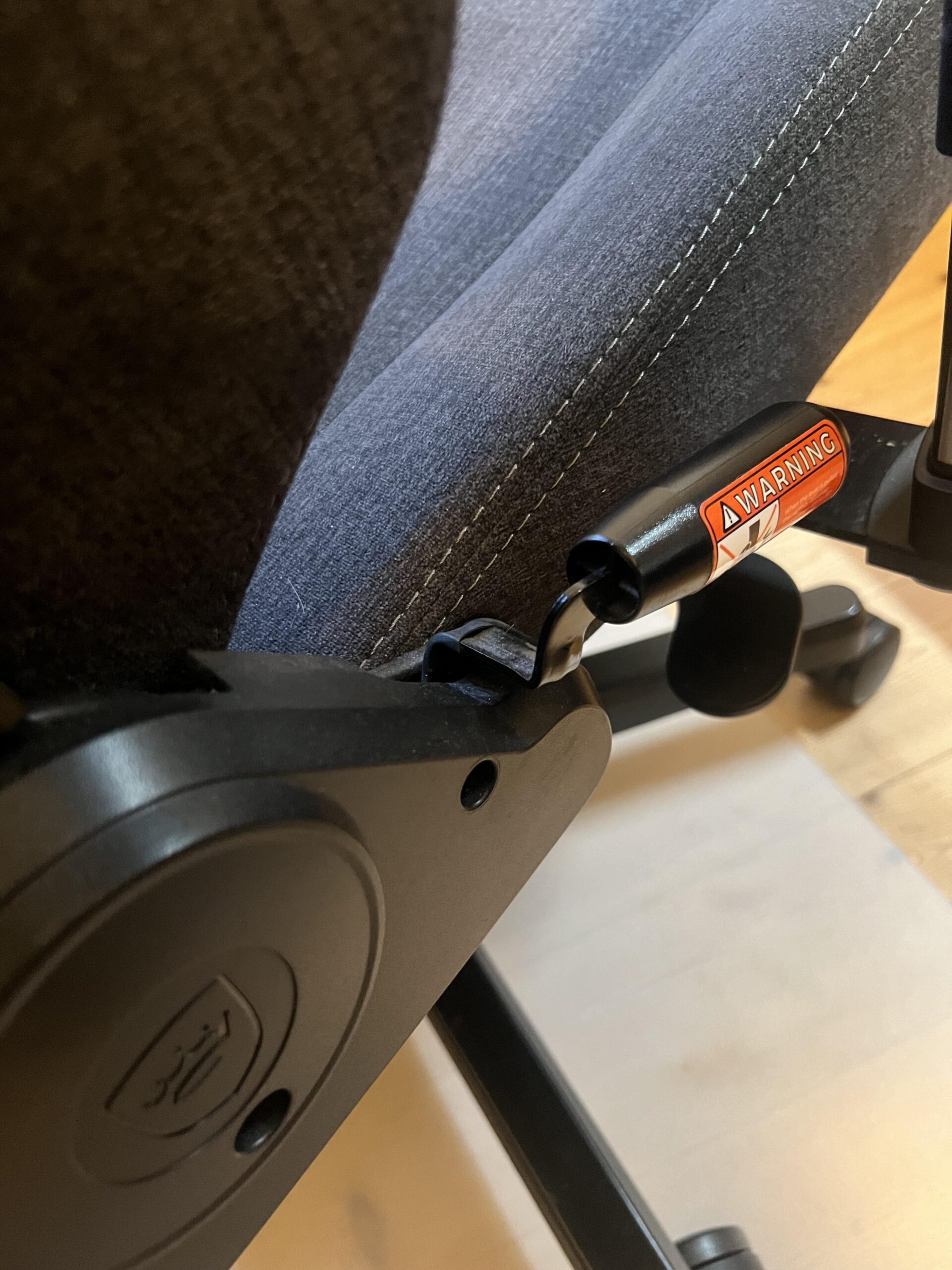 Seitenansicht des Hebels für die Rückenlehne an meinem noblechairs HERO TX