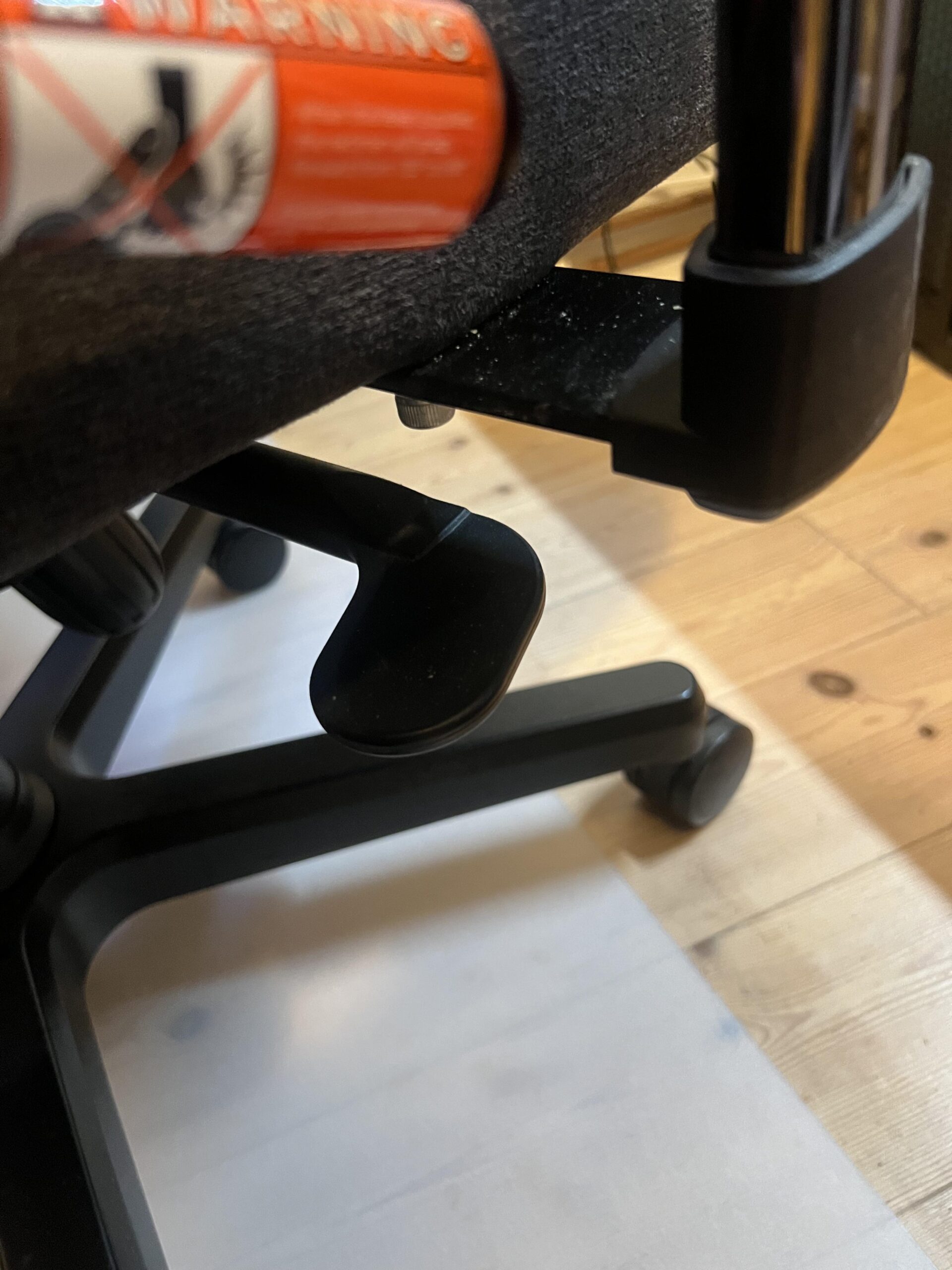 Hebel zur Sitzhöhenverstellung an meinem noblechairs HERO TX