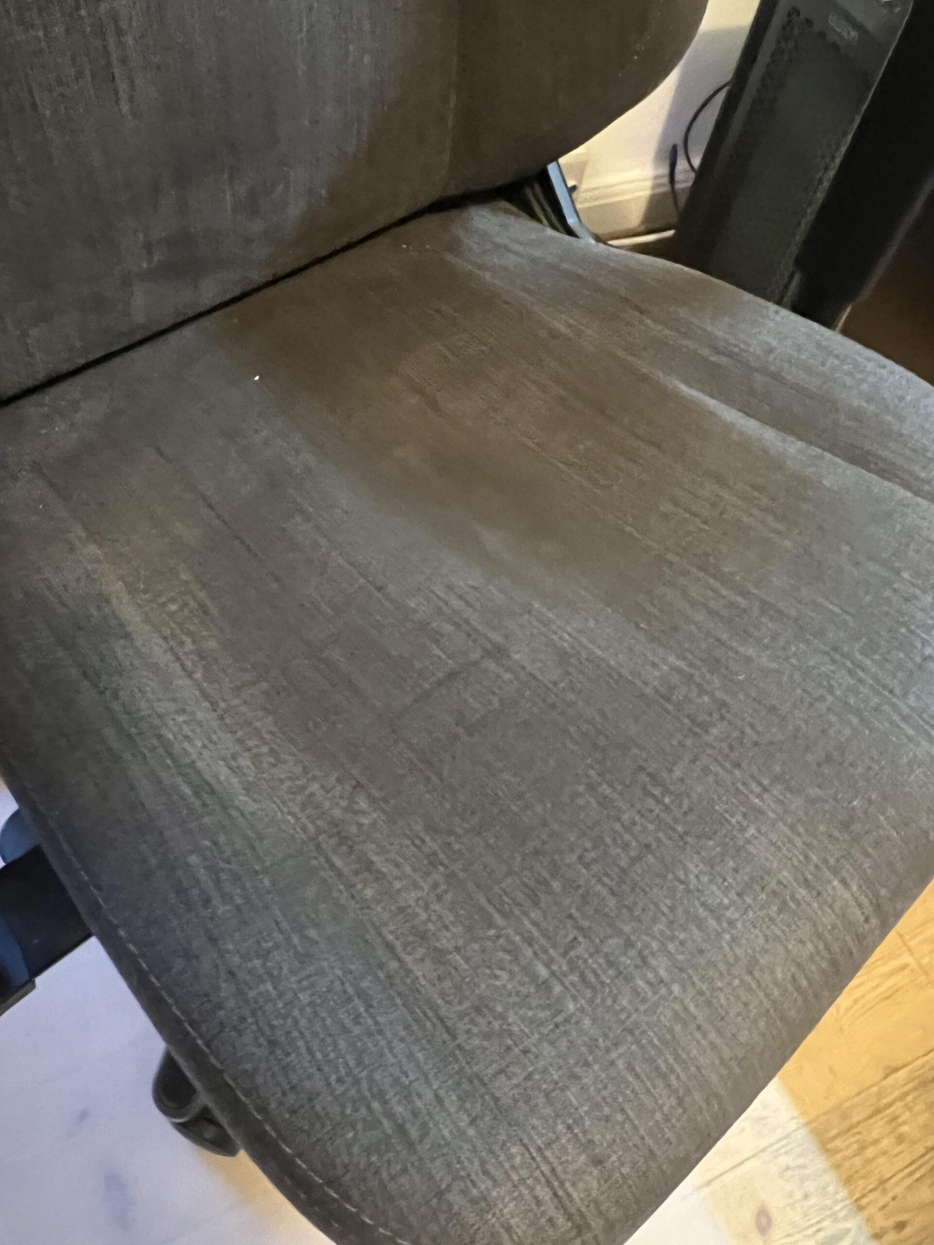 Nahaufnahme des anthrazitfarbenen Sitzstoffs meines noblechairs HERO TX nach mehr als vier Jahren täglicher Nutzung
