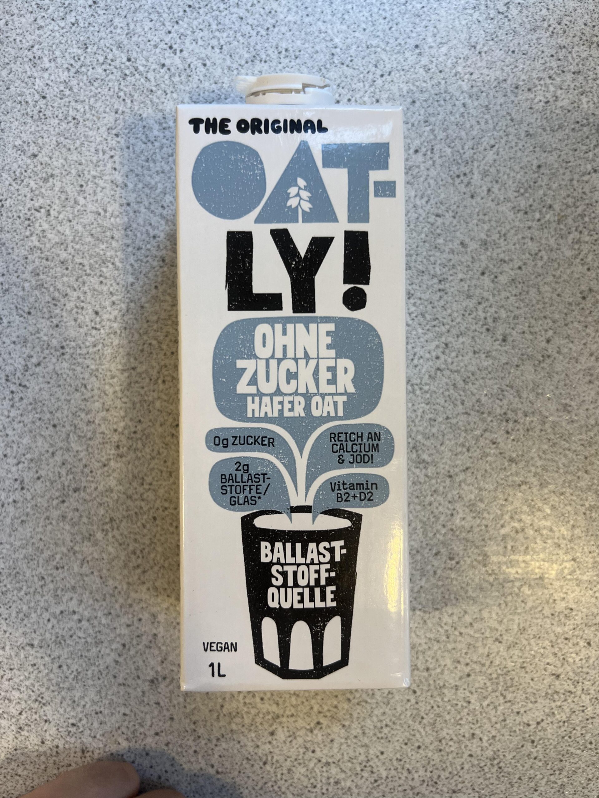 Original photograph of Oatly Oat Drink Ohne Zucker 1L German front carton with 0 g sugars, vegan, calcium and vitamins D2 and B12