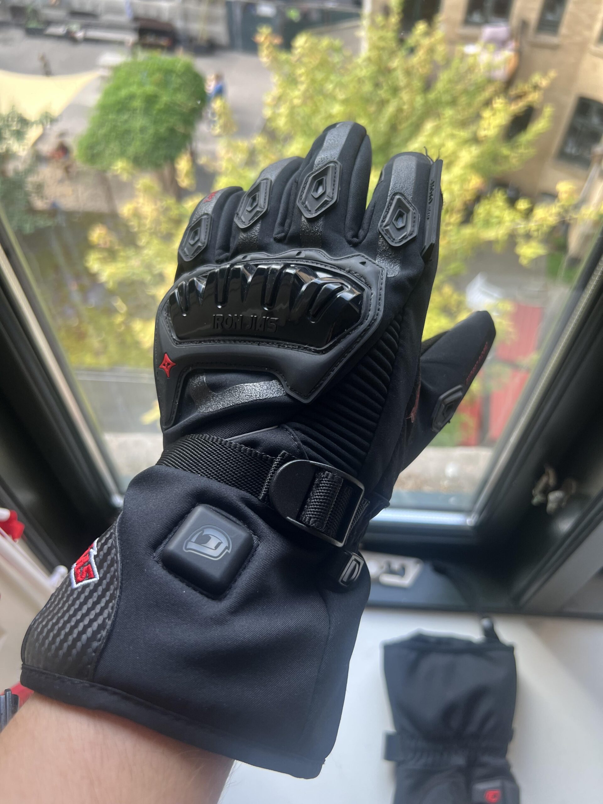 Beheizter IRON JIA'S Motorradhandschuh an der Hand bei Nutzung im Freien