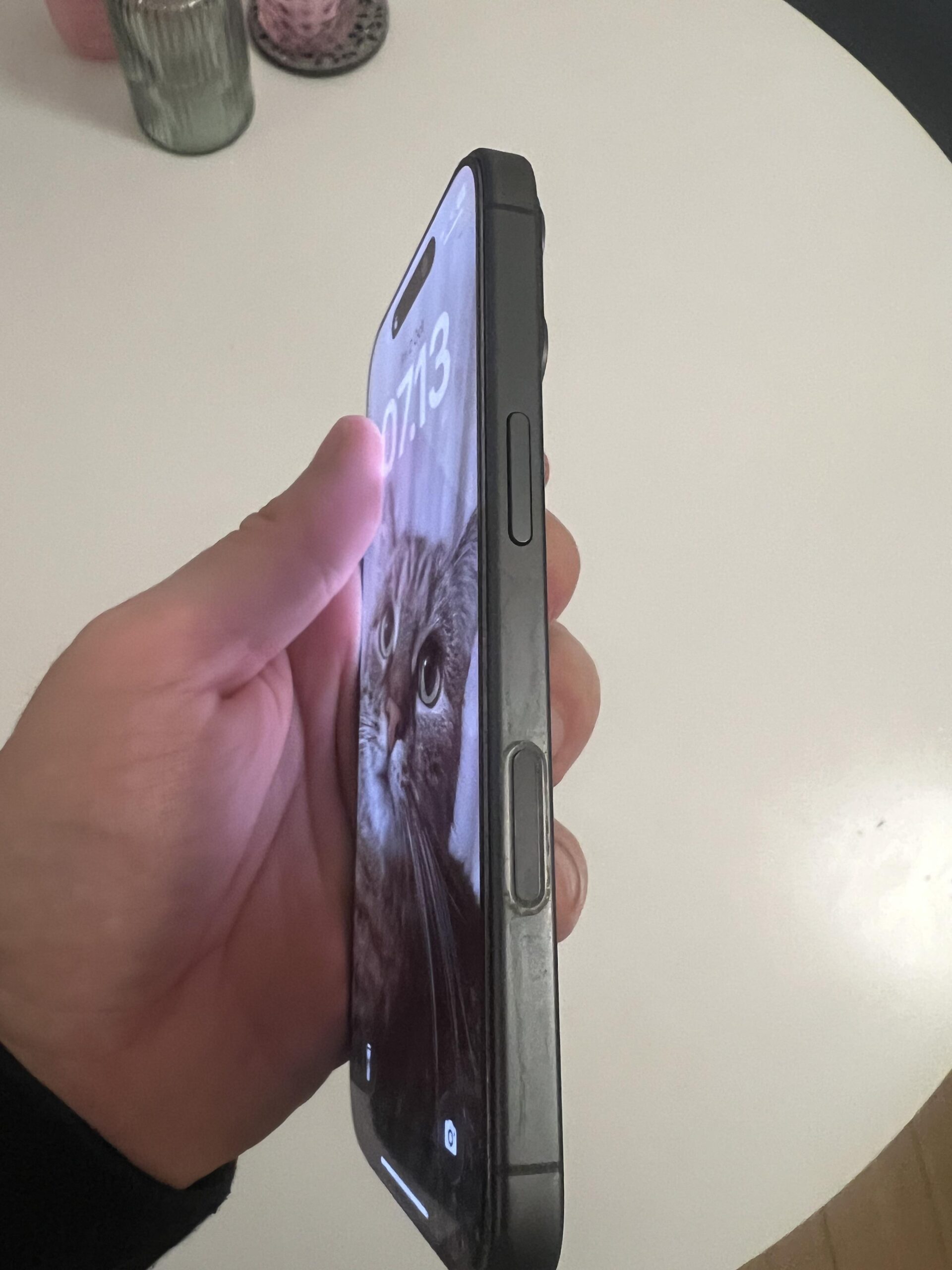 Seitenansicht meines Apple iPhone 17 256 GB Schwarz nach etwa sechs Monaten Nutzung