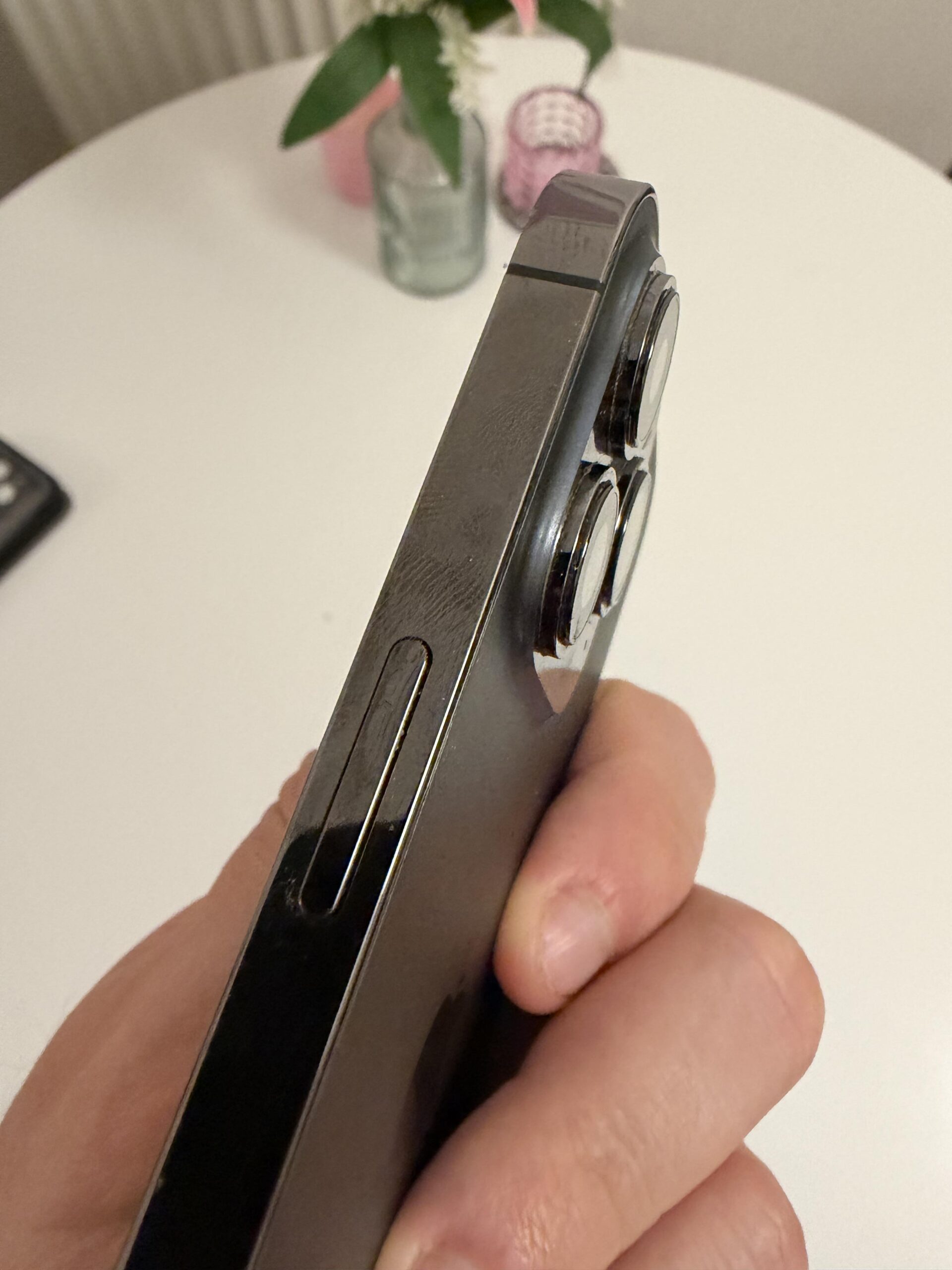 Rechte Seitentaste des Apple iPhone 13 Pro nach mehr als vier Jahren Nutzung