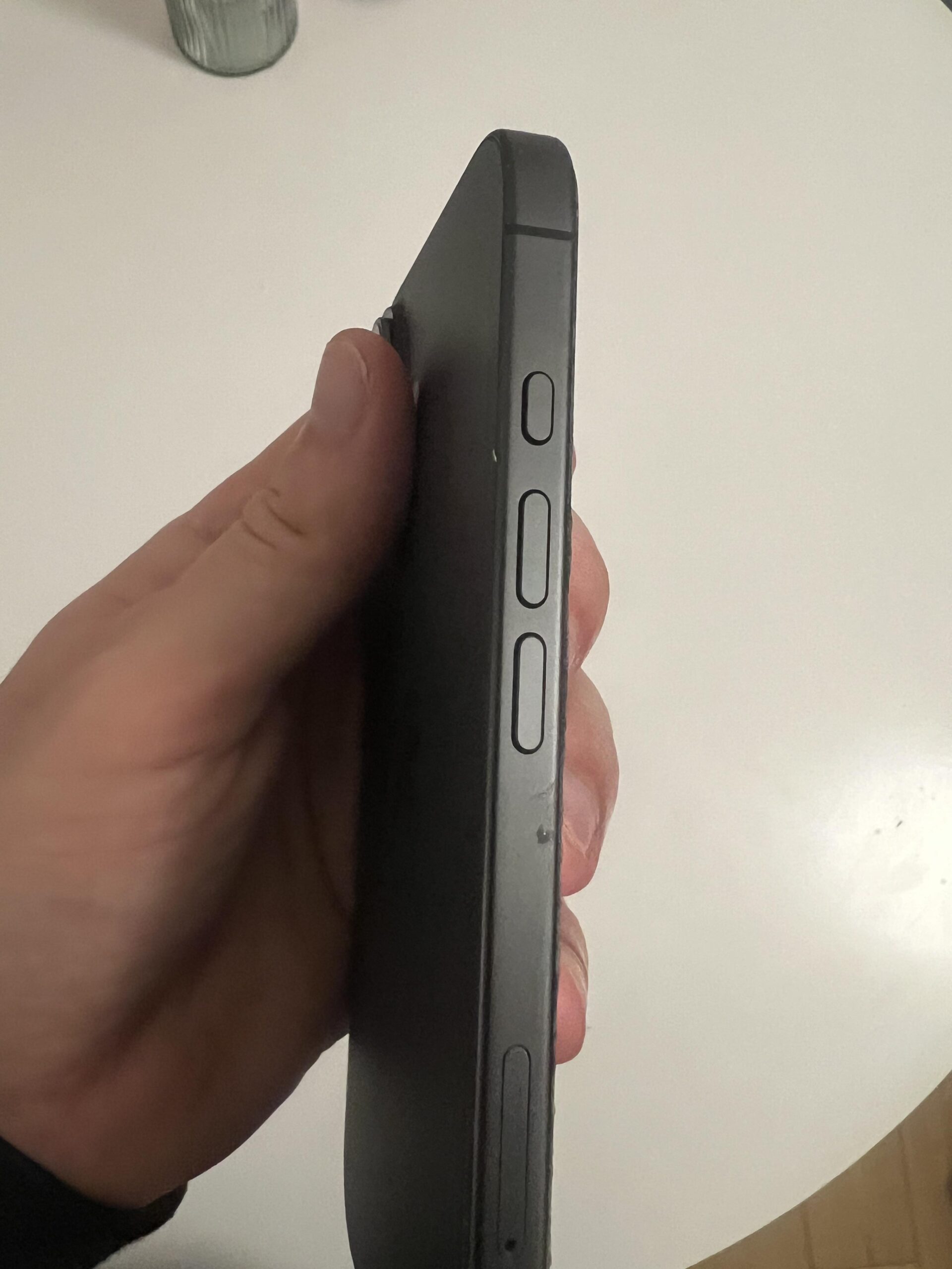 Gegenüberliegende Seitenansicht meines Apple iPhone 17 256 GB Schwarz nach etwa sechs Monaten Nutzung