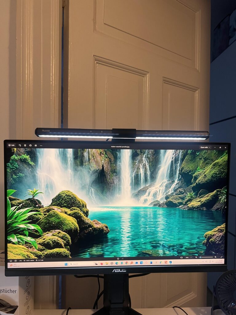 Frontansicht meiner Quntis Monitor-Lightbar auf meinem Gaming-Monitor