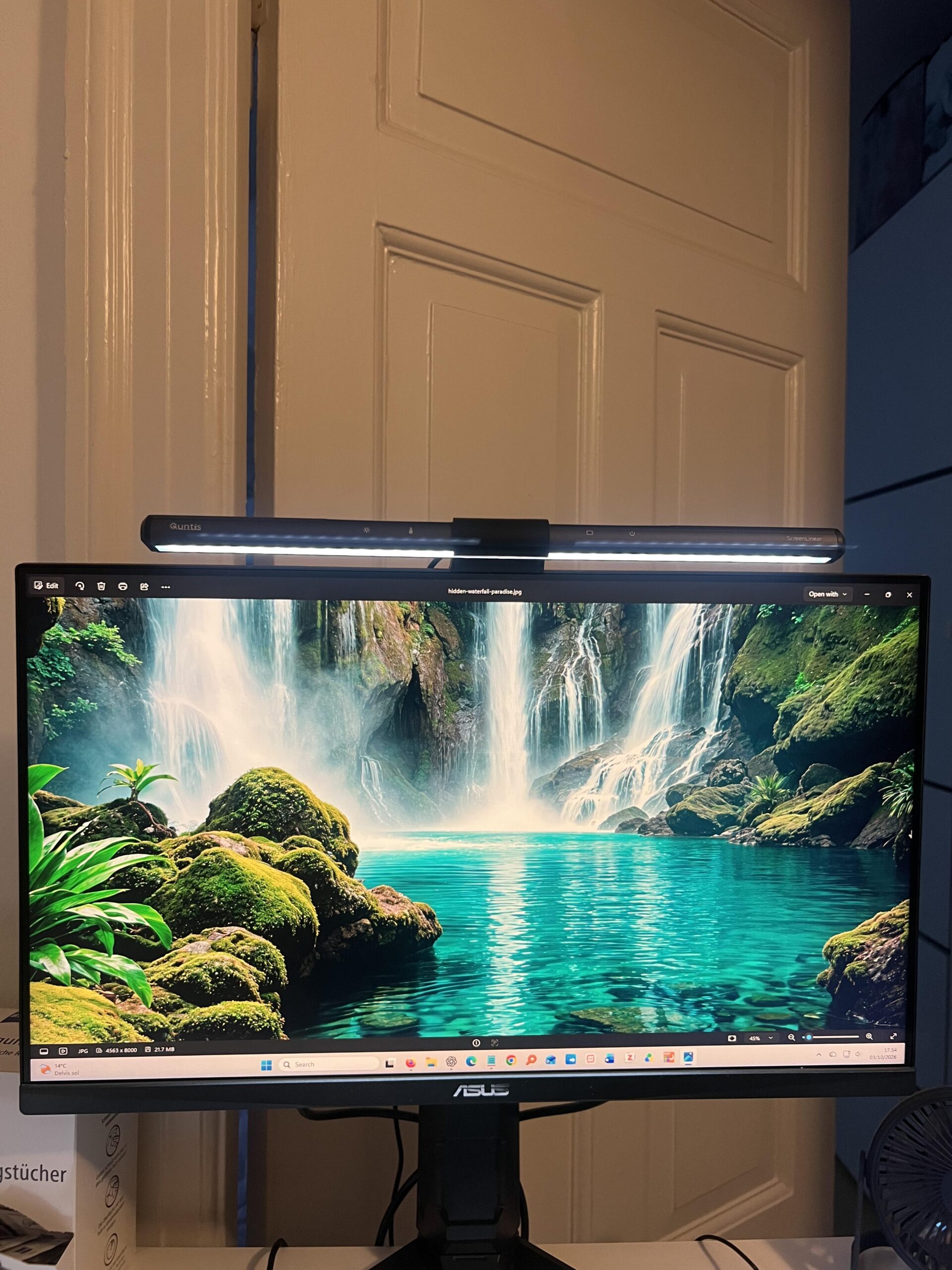 Vue de face de ma barre lumineuse Quntis montée sur mon moniteur gaming