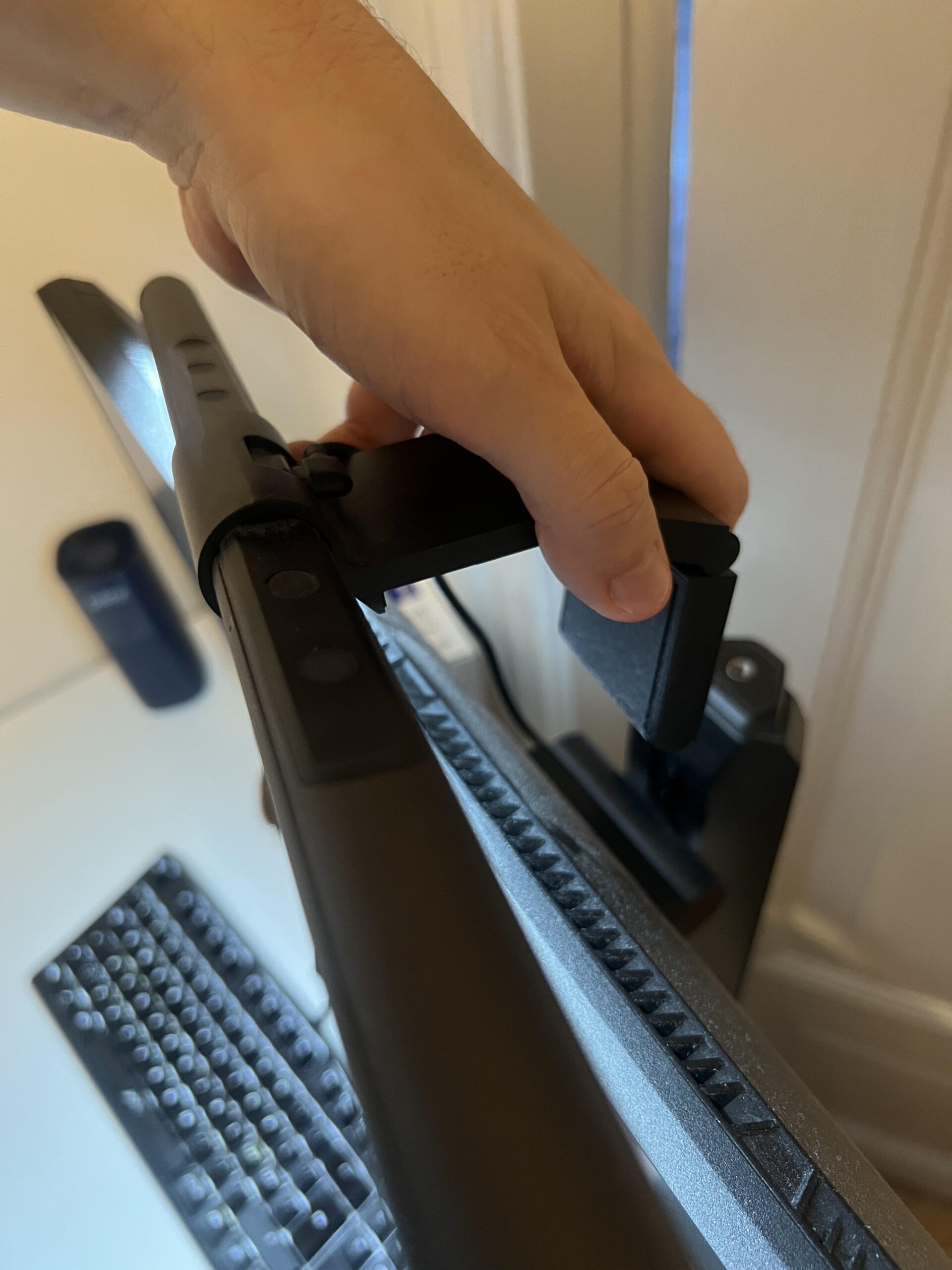 Gros plan de la fixation de la Quntis Monitor Light Bar