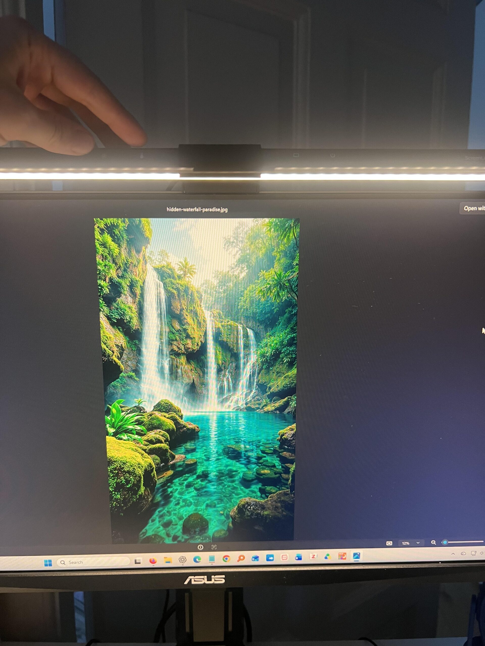 Gros plan des commandes tactiles de la Quntis Monitor Light Bar
