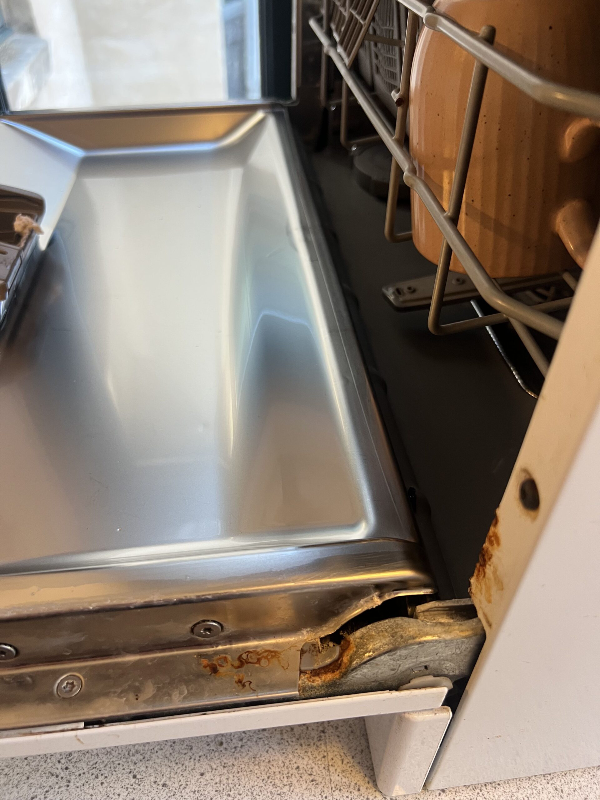Rust and small damage inside the Siemens countertop dishwasher after long-term use