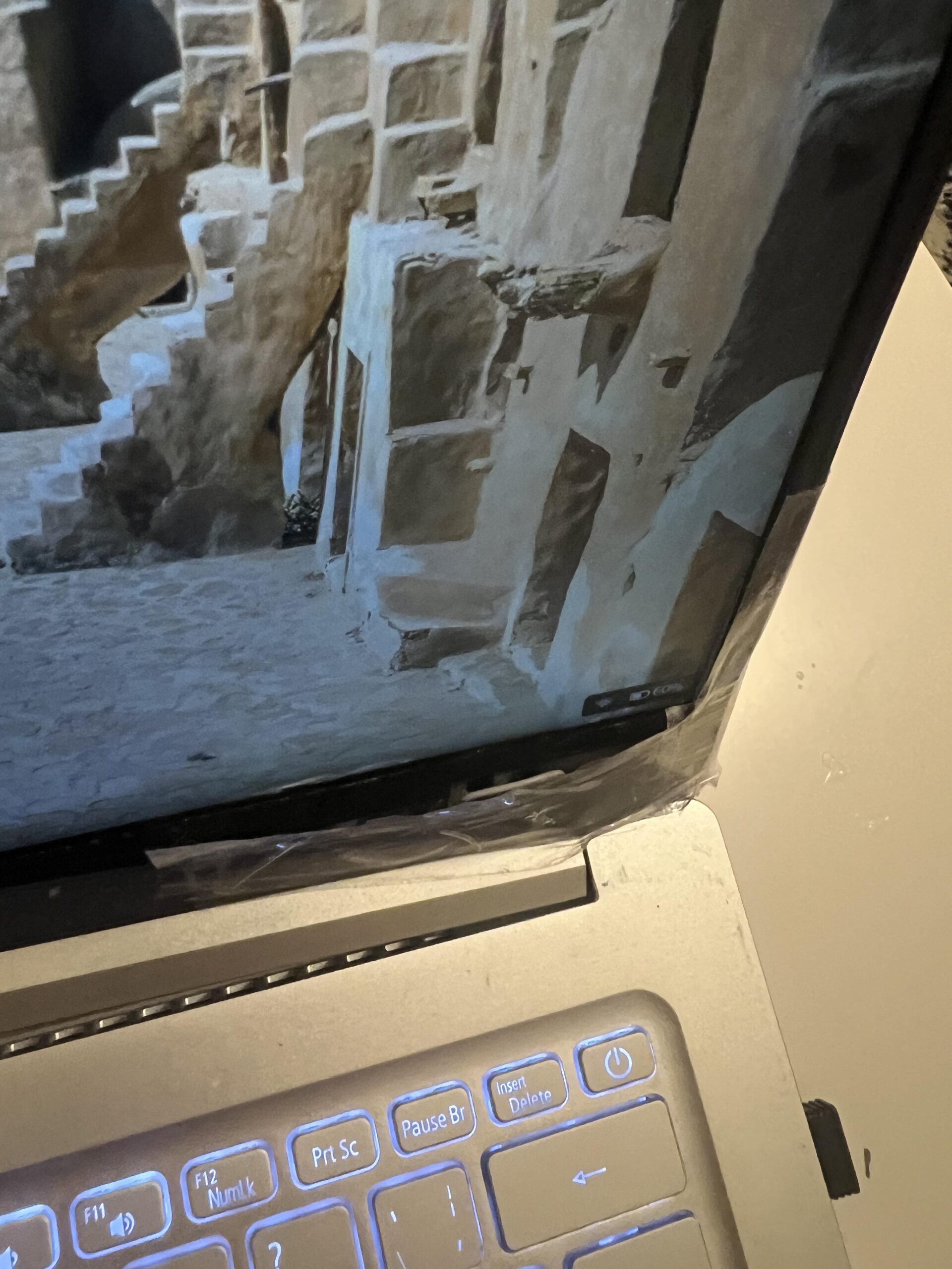 Nahaufnahme der unfallbedingten Ablösung des Displayrahmens am Acer Swift 3 SF314-42