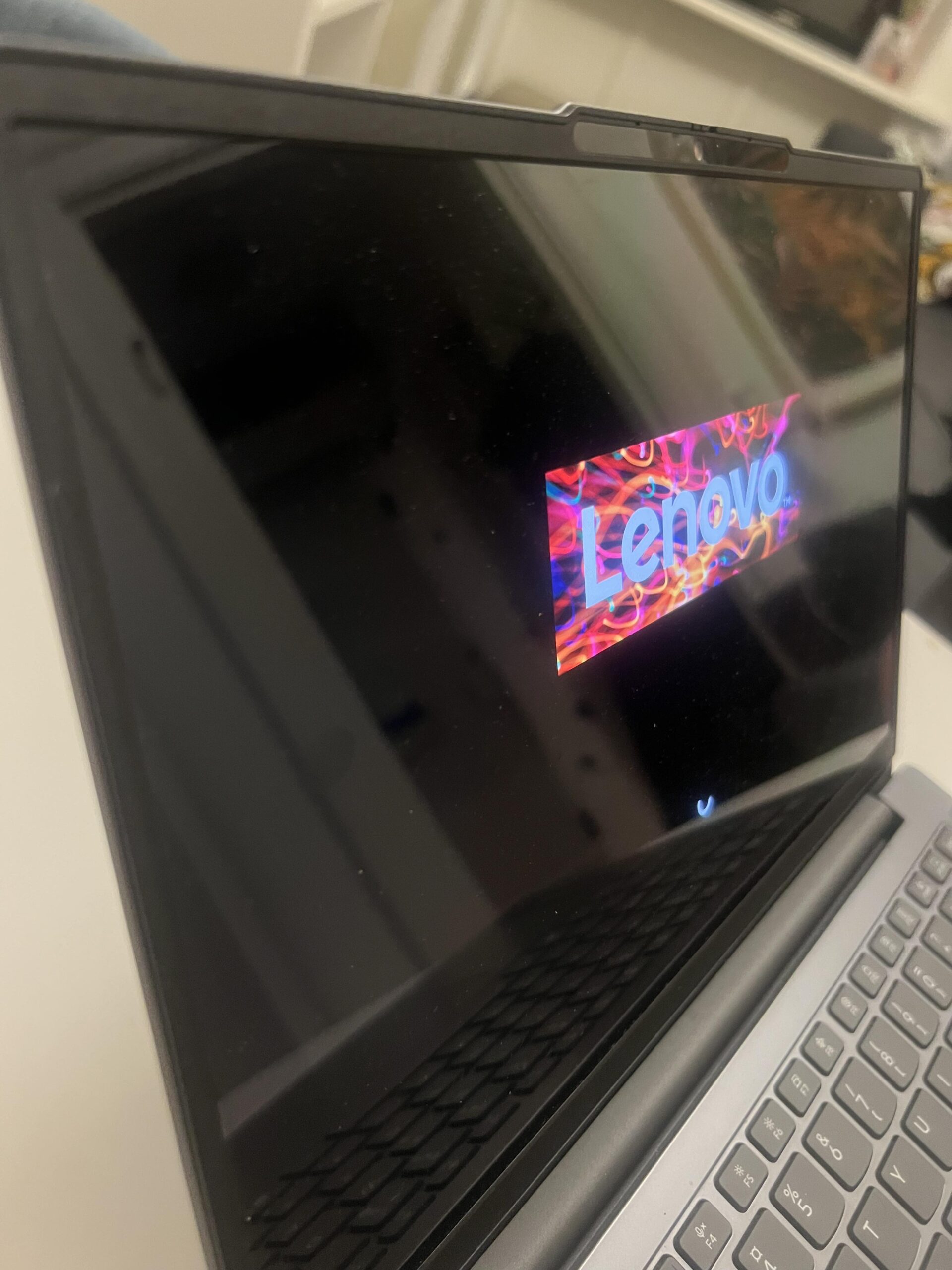 14-Zoll-OLED-Display des Lenovo IdeaPad Slim 3 14ARP10 nach regelmäßiger Nutzung