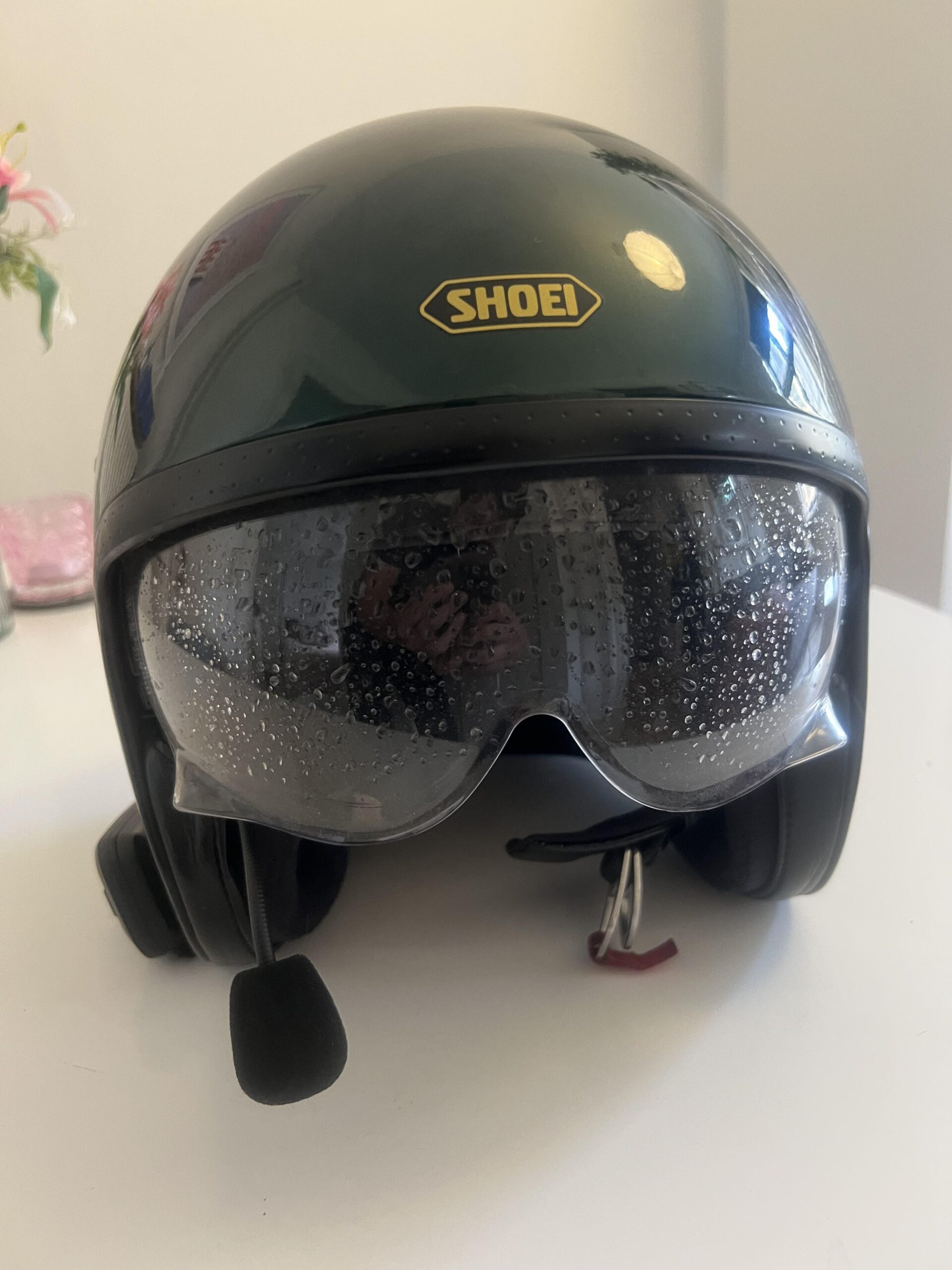 Klares CJ-3-Visier am SHOEI J.O British Green mit Regentropfen