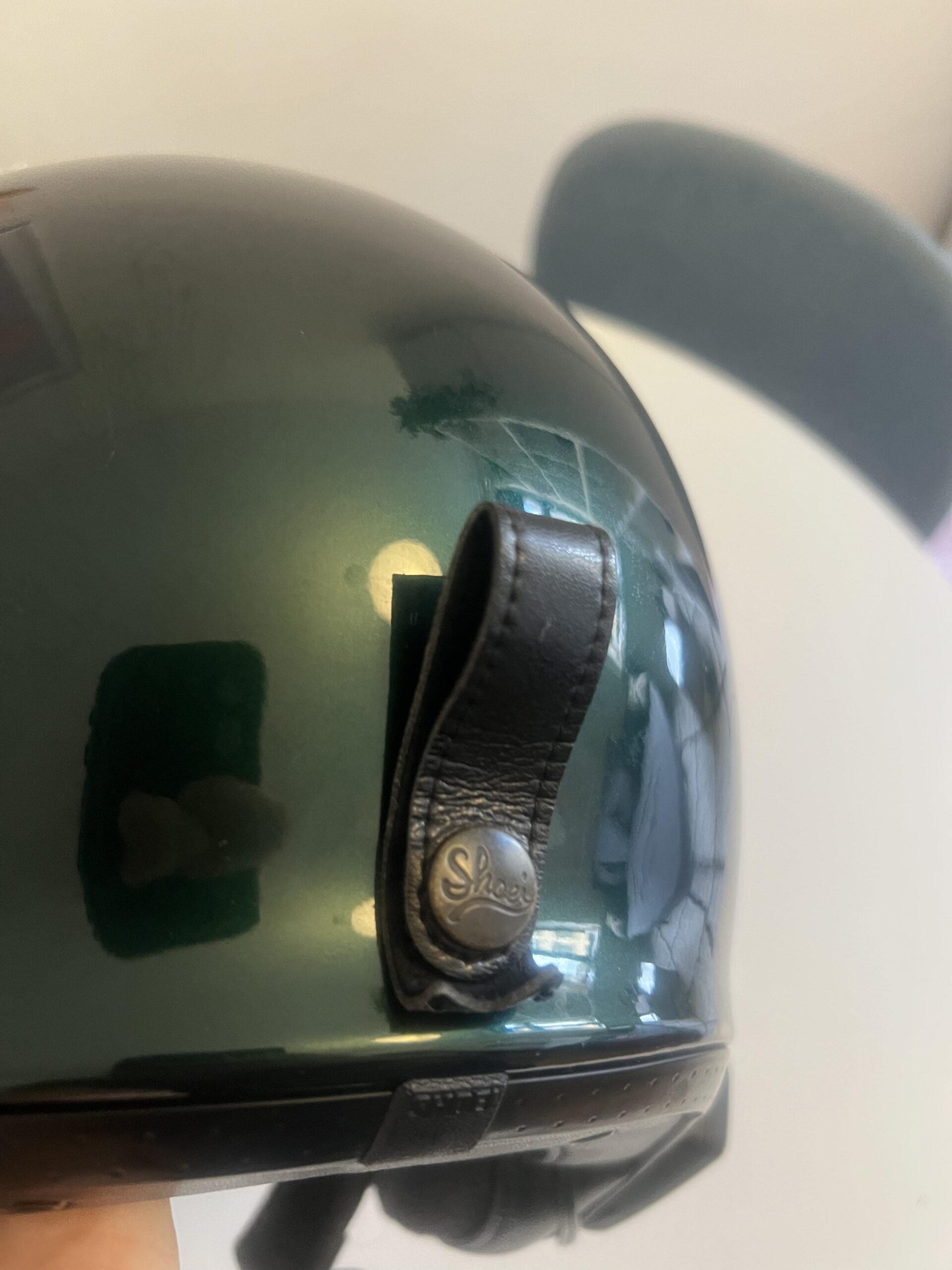 Detail des hinteren Brillenband-Druckknopfs am SHOEI J.O British Green