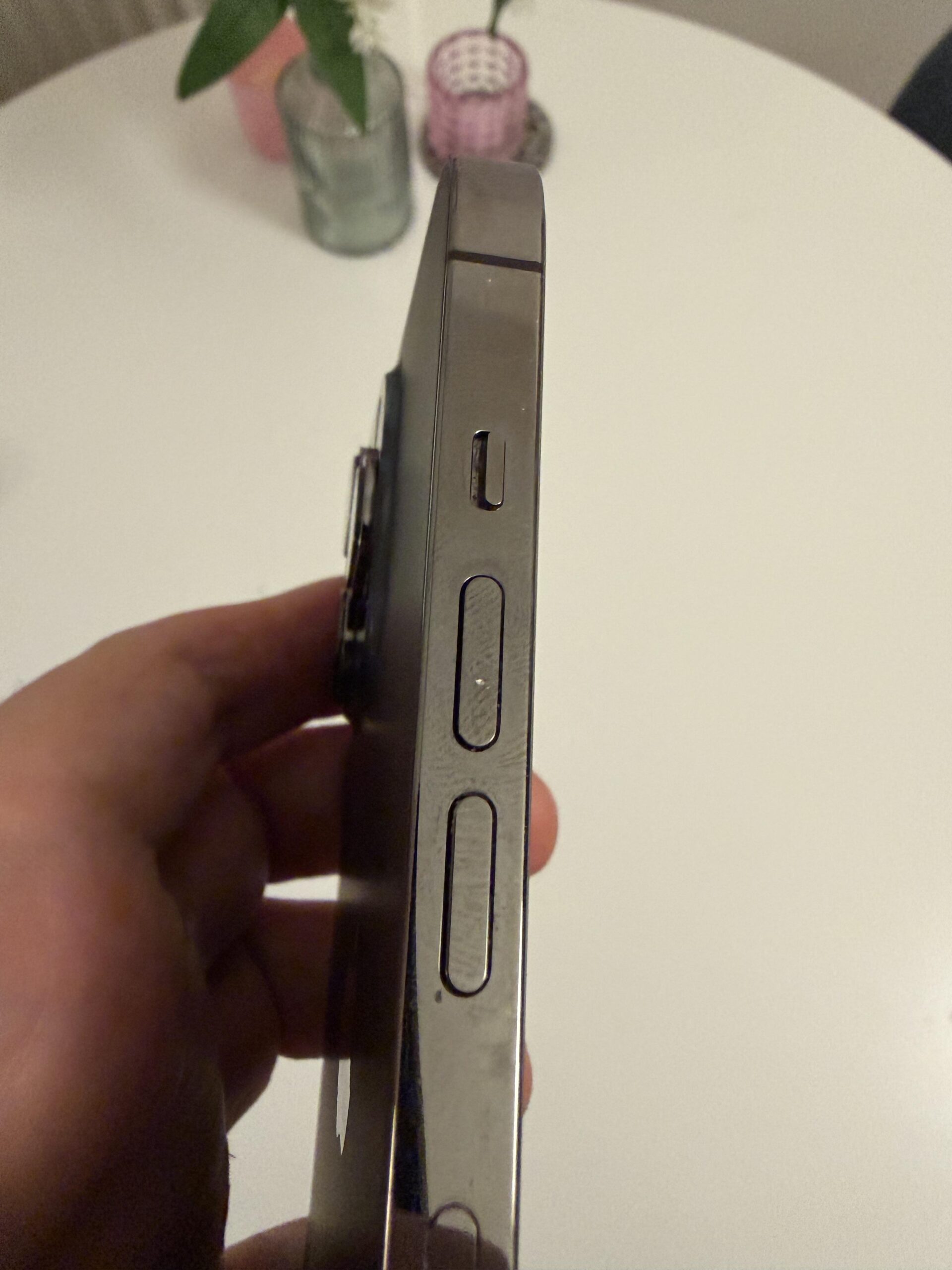 Linke Seitentasten und Stummschalter des Apple iPhone 13 Pro nach mehr als vier Jahren Nutzung