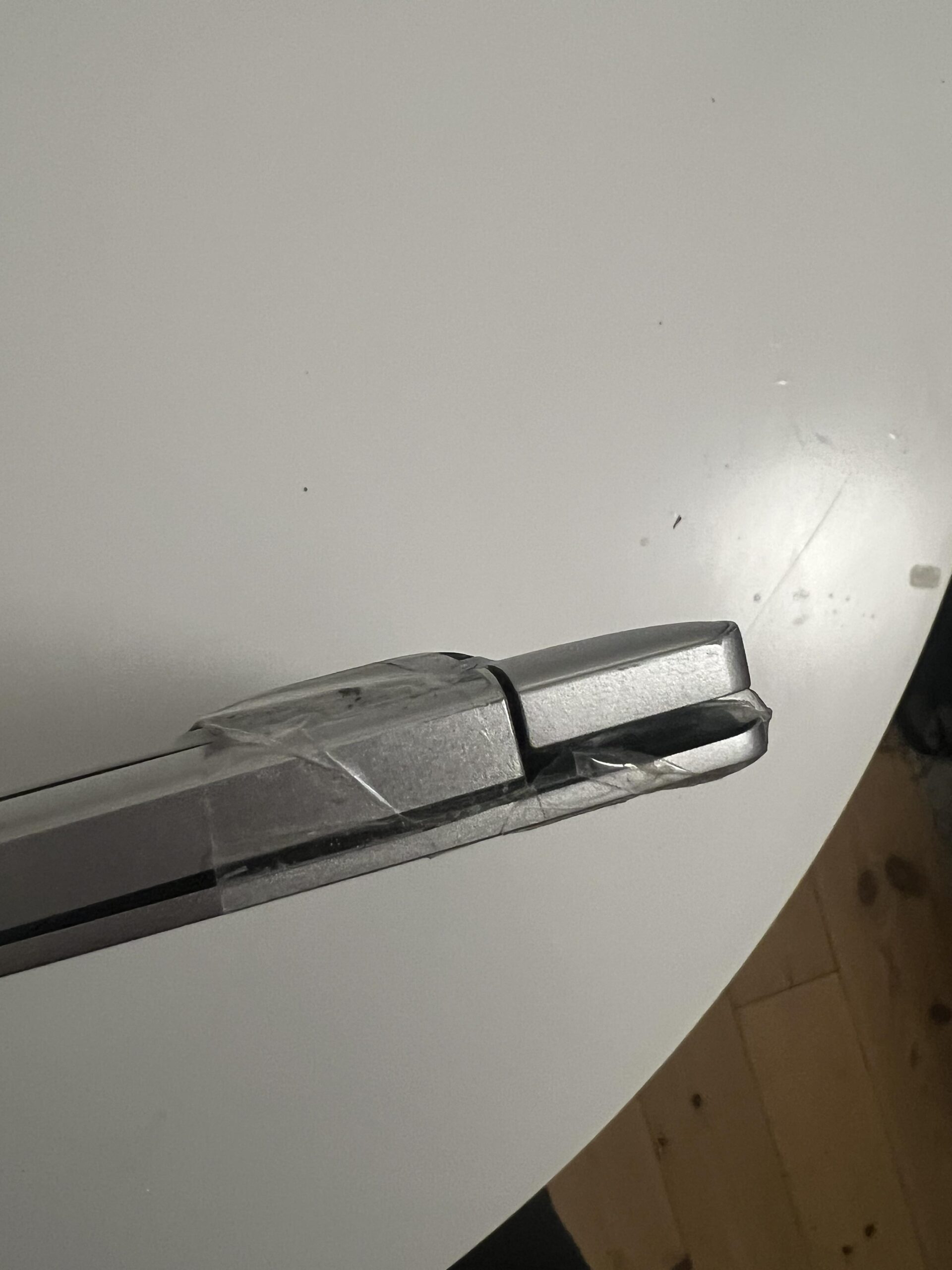 Seitenansicht des unfallbedingten Display- und Scharnierschadens am Acer Swift 3 SF314-42