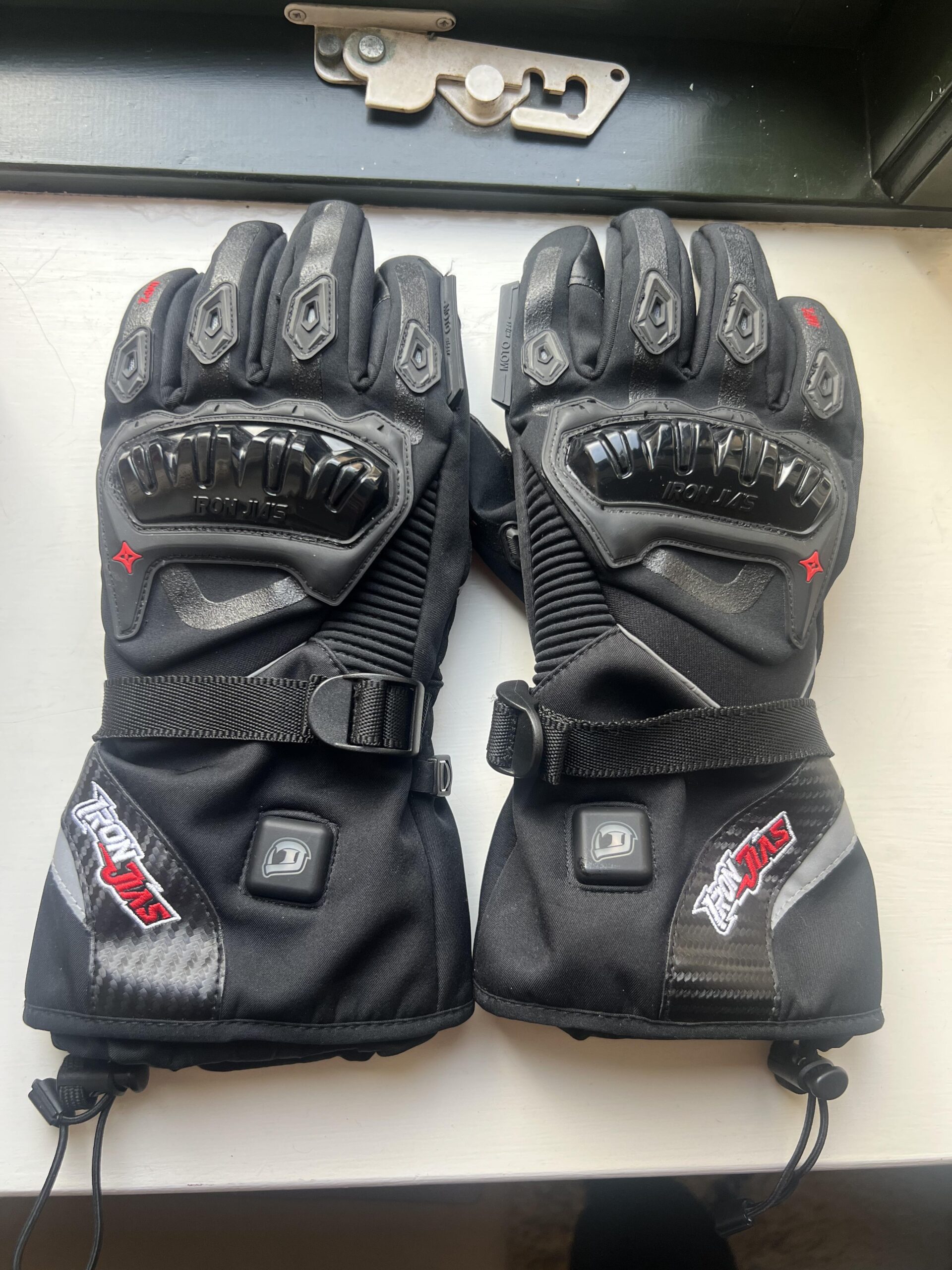 Draufsicht auf beheizte IRON JIA'S Motorradhandschuhe nach langfristiger Winternutzung