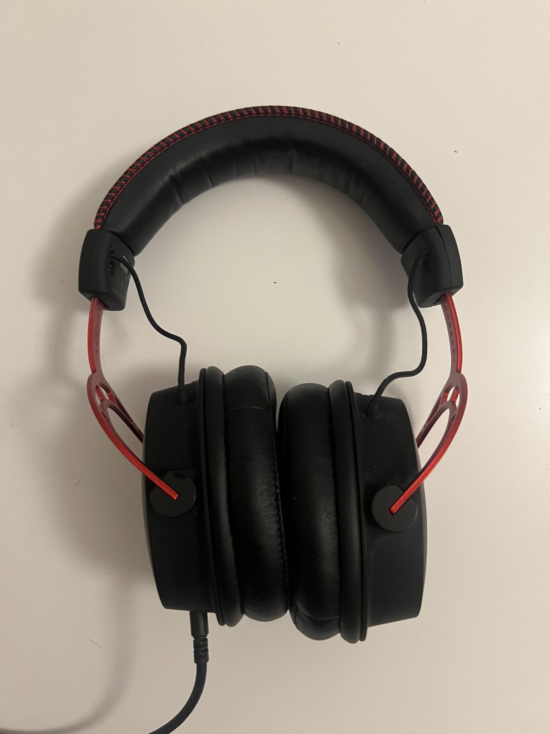 Draufsicht auf das HyperX Cloud Alpha Gaming-Headset nach Langzeitnutzung