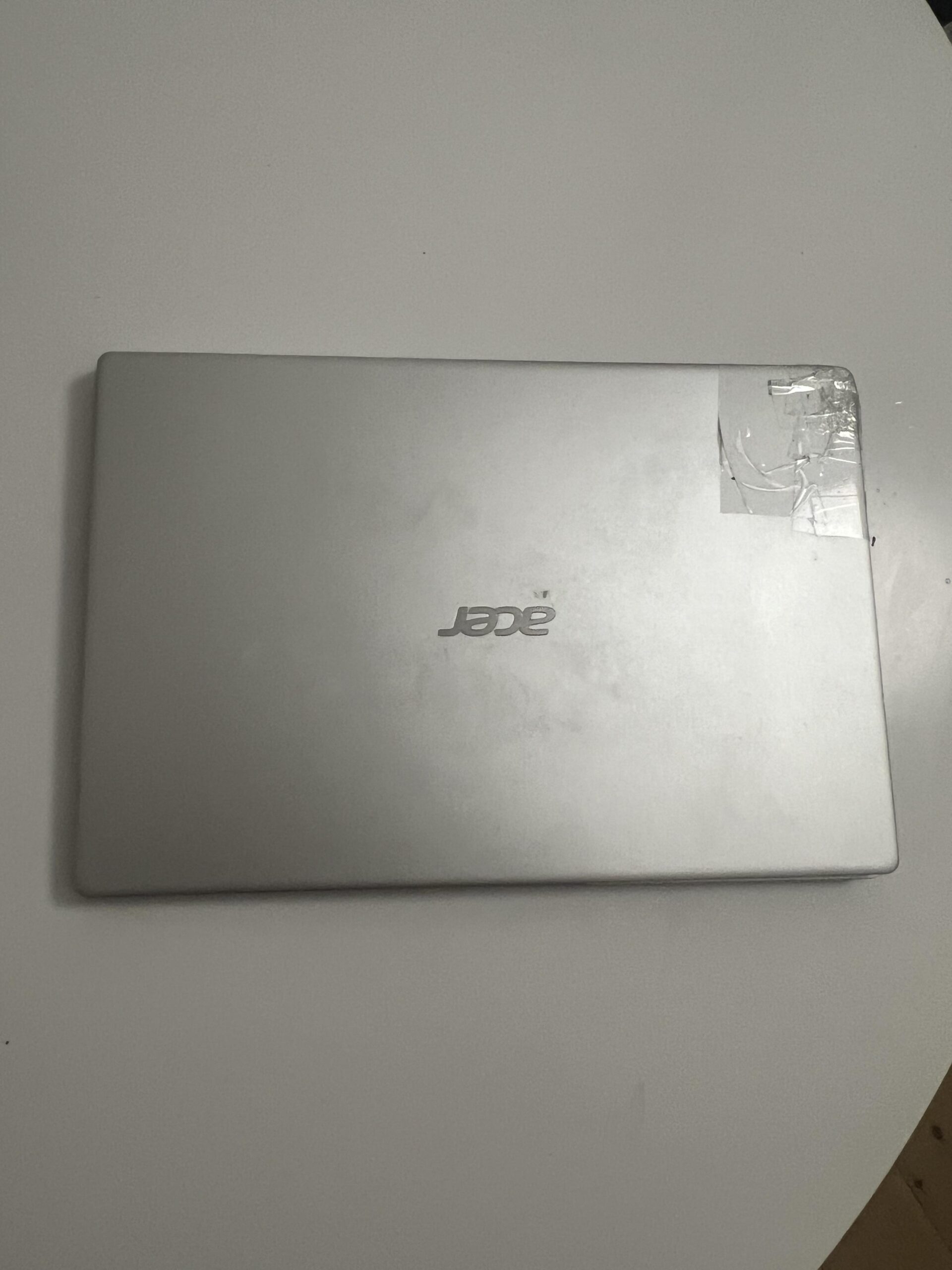 Draufsicht auf Acer Swift 3 SF314-42 und Tastatur nach langjähriger Nutzung