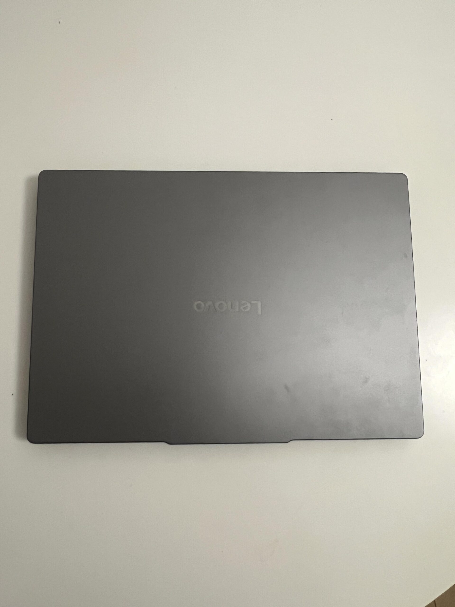 Draufsicht auf Lenovo IdeaPad Slim 3 14ARP10 und Tastatur