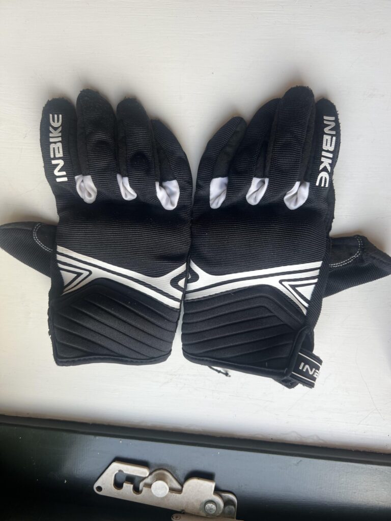 INBIKE atmungsaktive Mesh-Motorradhandschuhe in Schwarz und Weiß nach etwa 10.000 km Nutzung