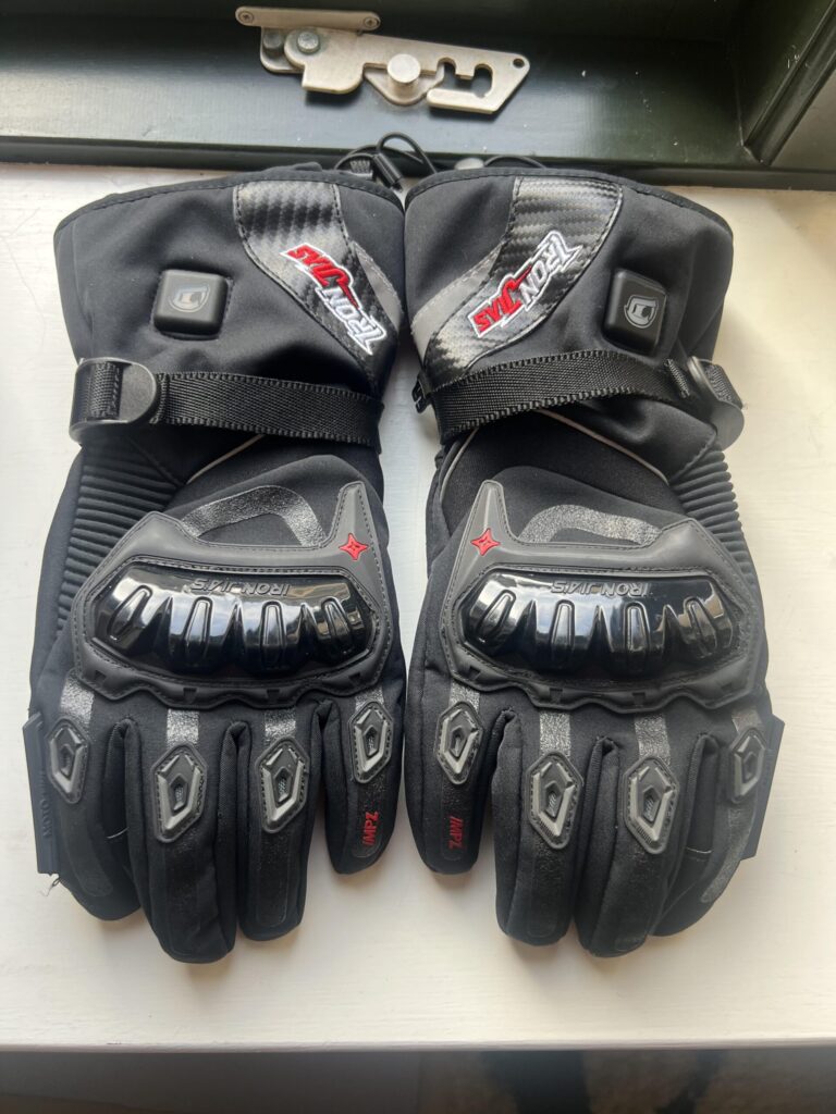 IRON JIA'S beheizte Motorradhandschuhe in Schwarz von vorn nach längerer Winternutzung