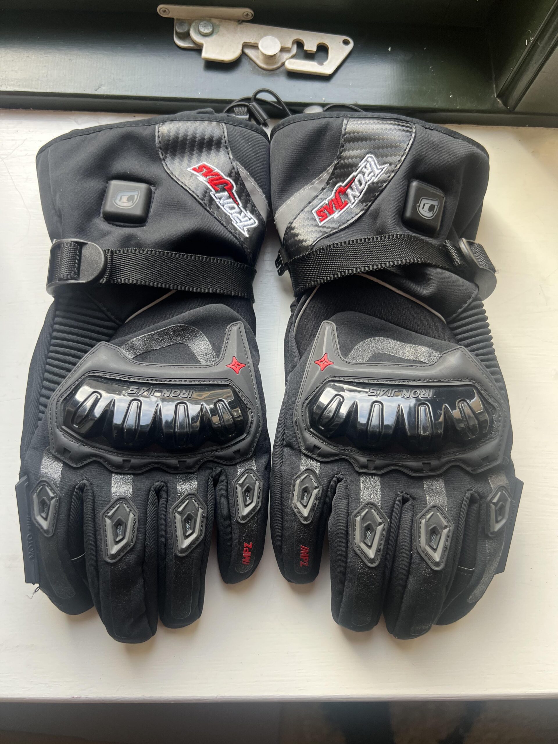 IRON JIA'S beheizte Motorradhandschuhe in Schwarz von vorn nach längerer Winternutzung