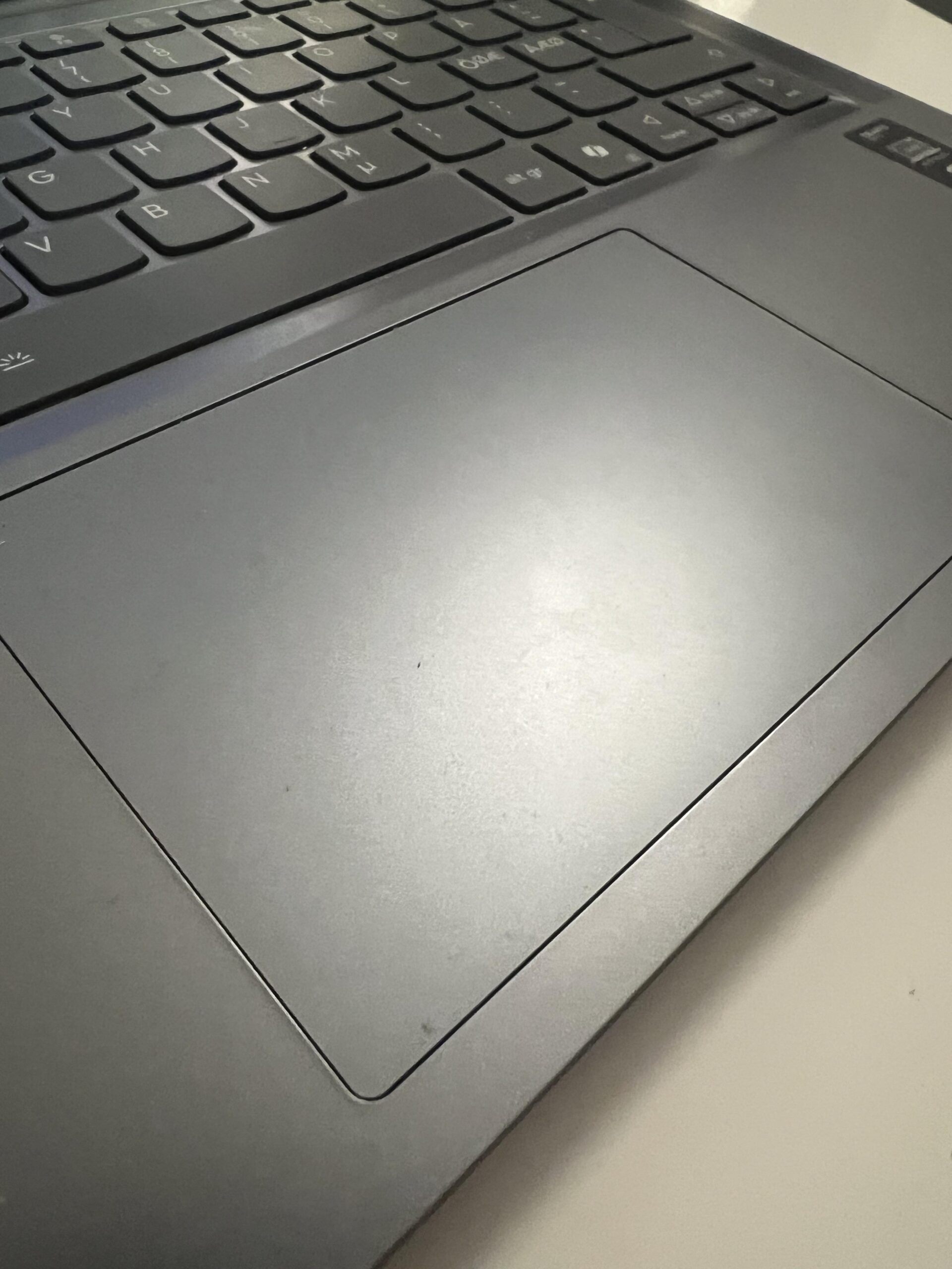 Nahaufnahme des Touchpads am Lenovo IdeaPad Slim 3 14ARP10