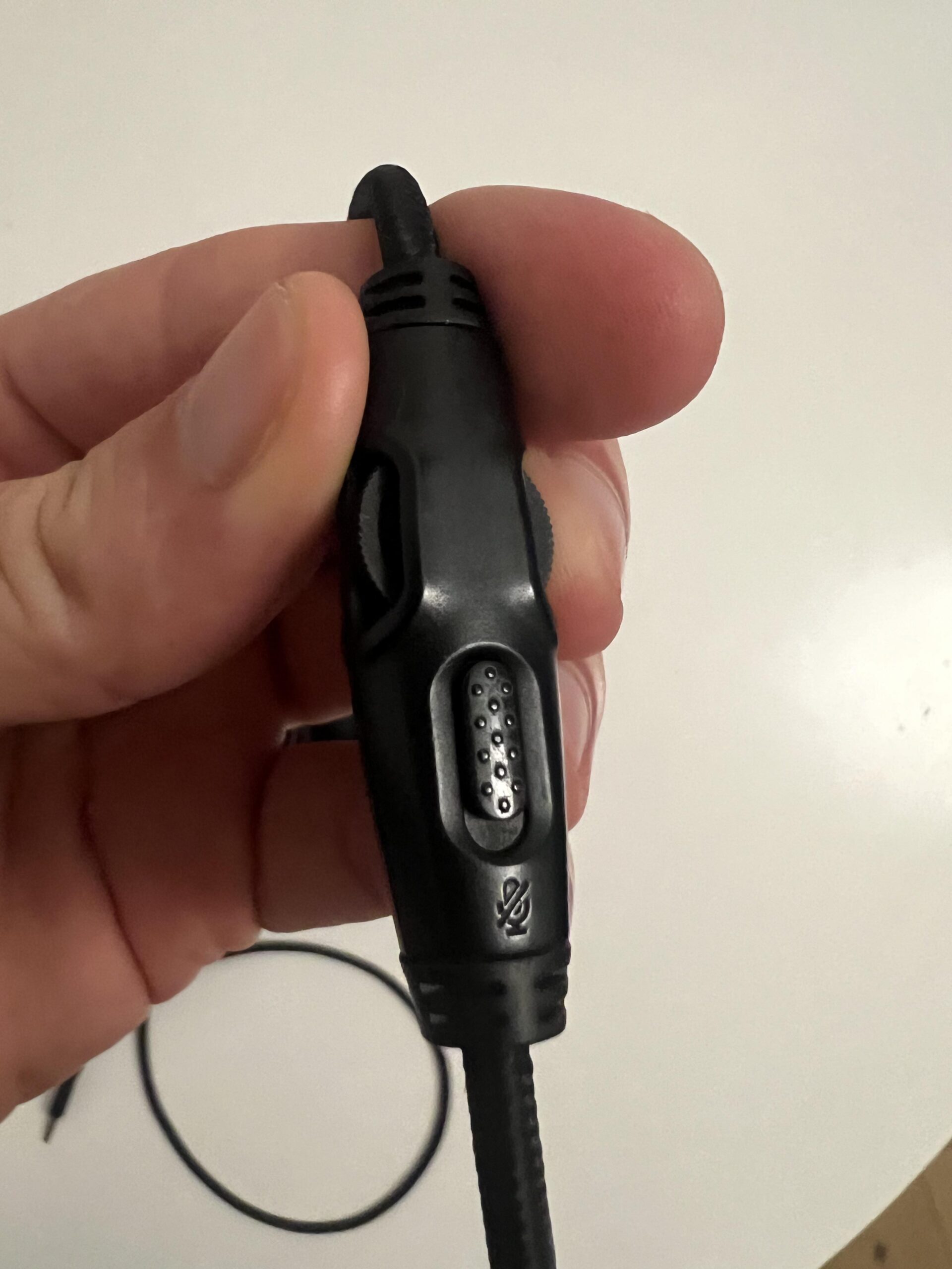 Inline-Lautstärkeregler am abnehmbaren Kabel des HyperX Cloud Alpha
