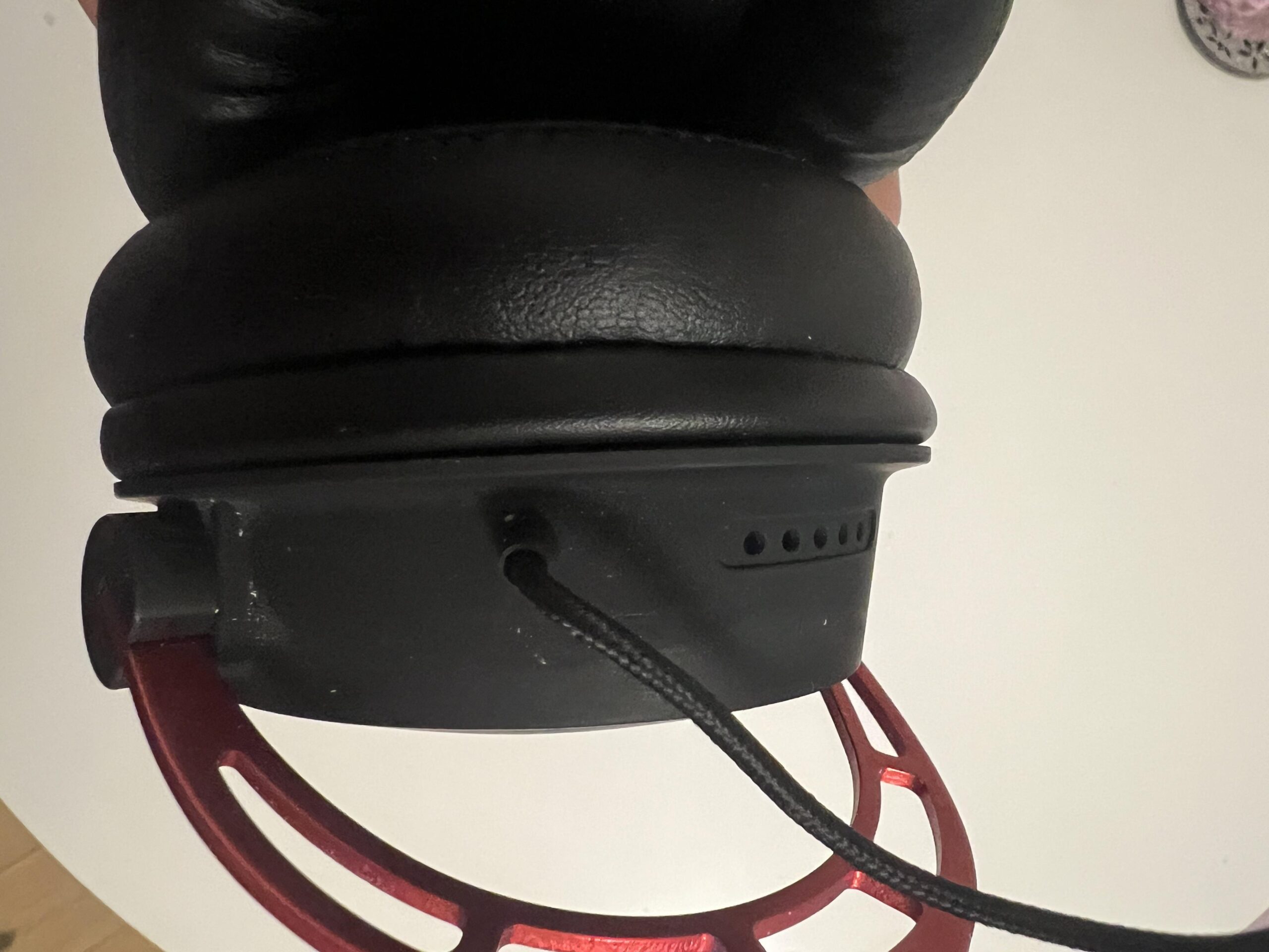 Abnehmbares Kabel und 3,5-mm-Anschluss des HyperX Cloud Alpha