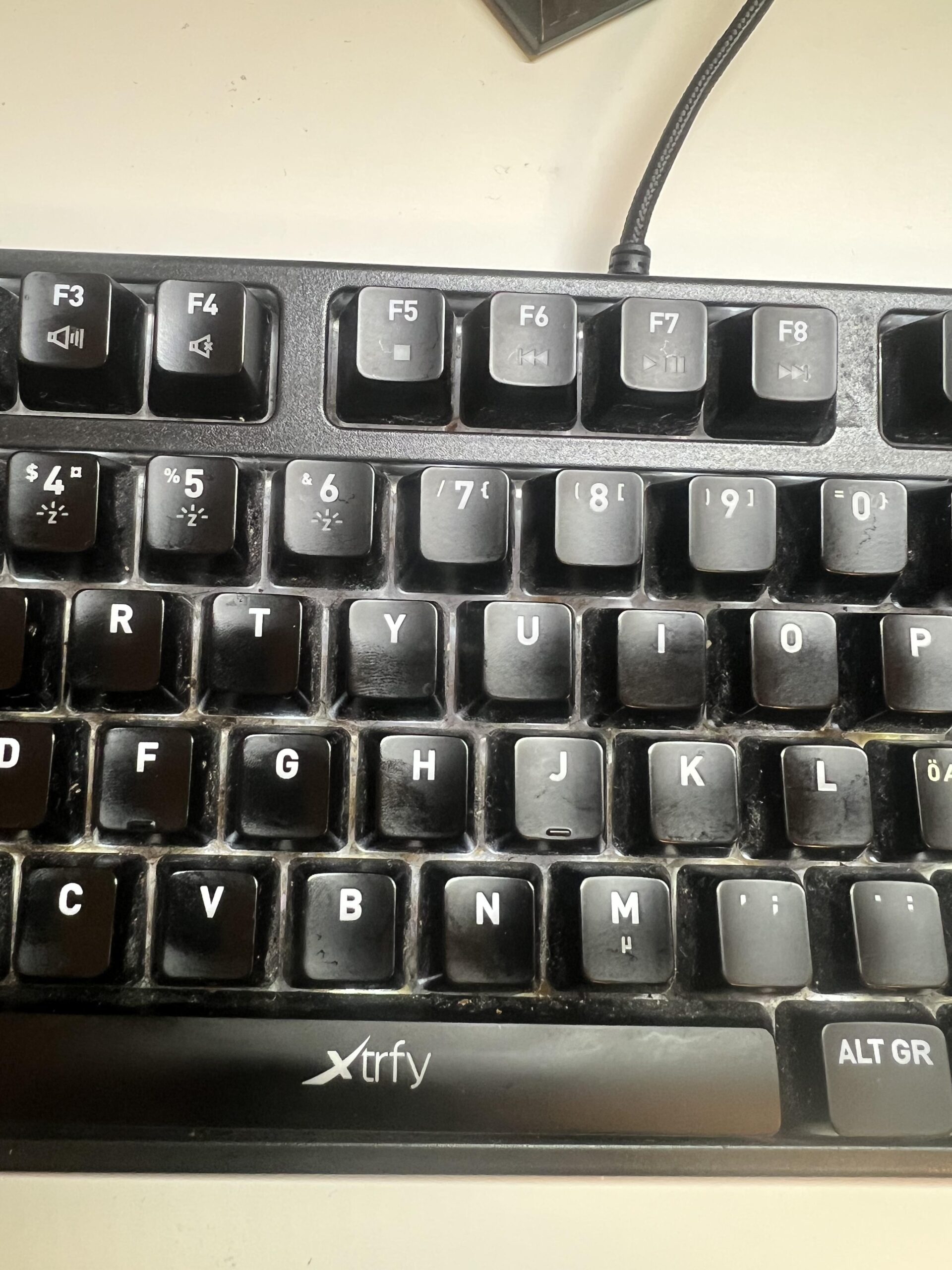 Nahaufnahme der mittleren Keycaps meiner Xtrfy K4 Lite nach etwa sieben Jahren Nutzung