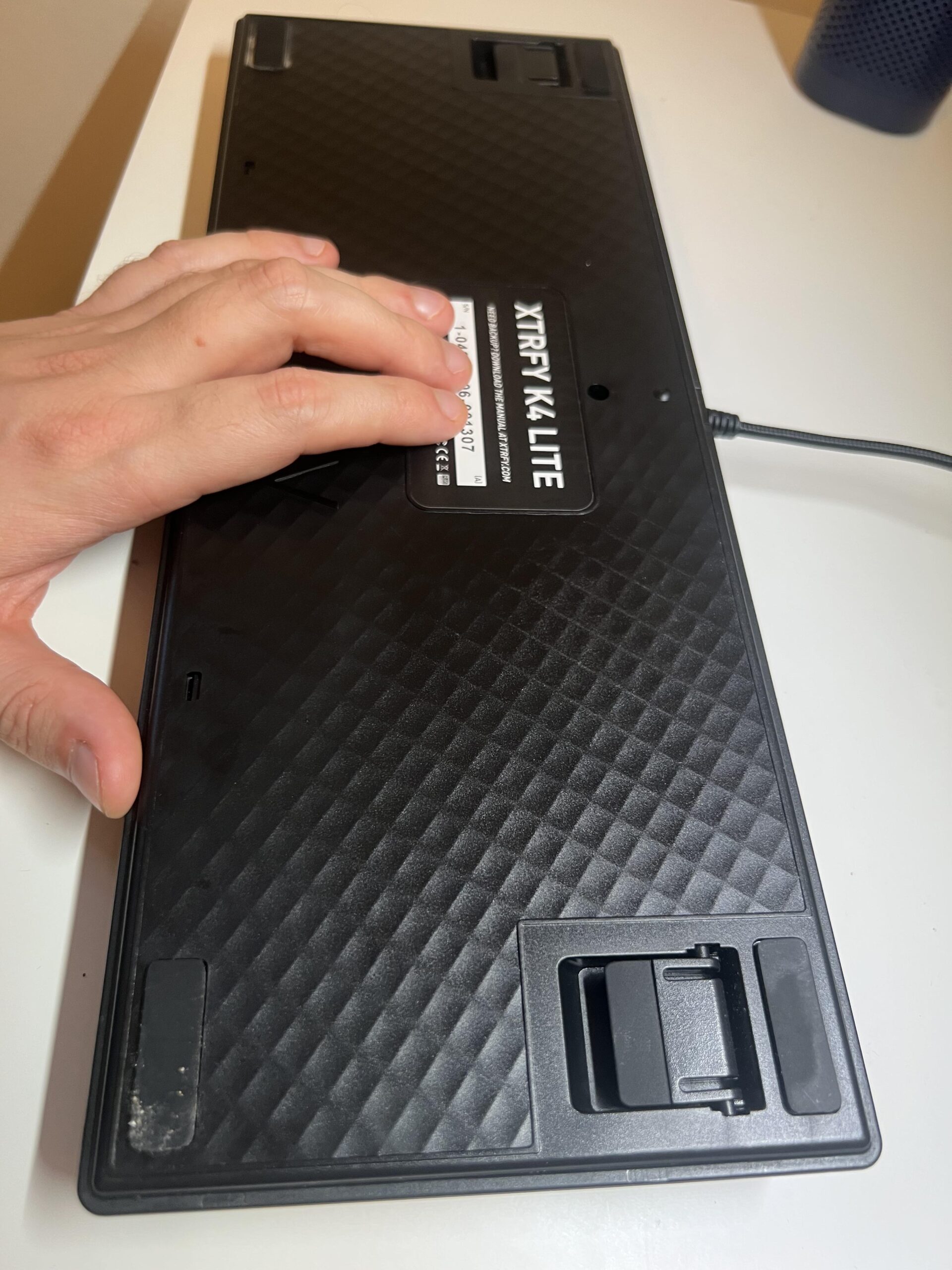 Unterseite meiner Xtrfy K4 Lite mit Modelllabel, Gummifüßen und Tastaturboden