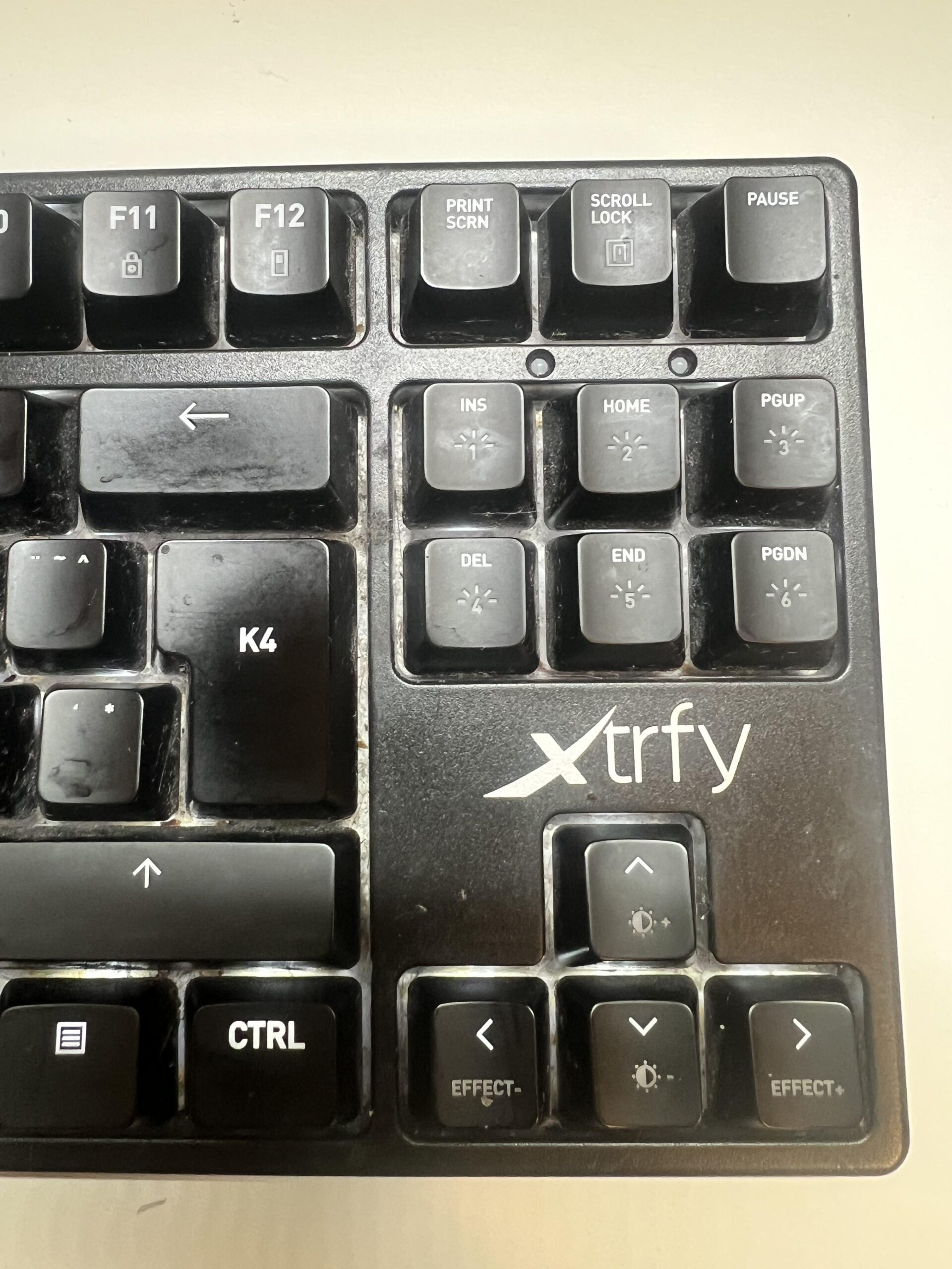 Nahaufnahme der Navigations- und Pfeiltasten meiner Xtrfy K4 Lite nach Langzeitnutzung