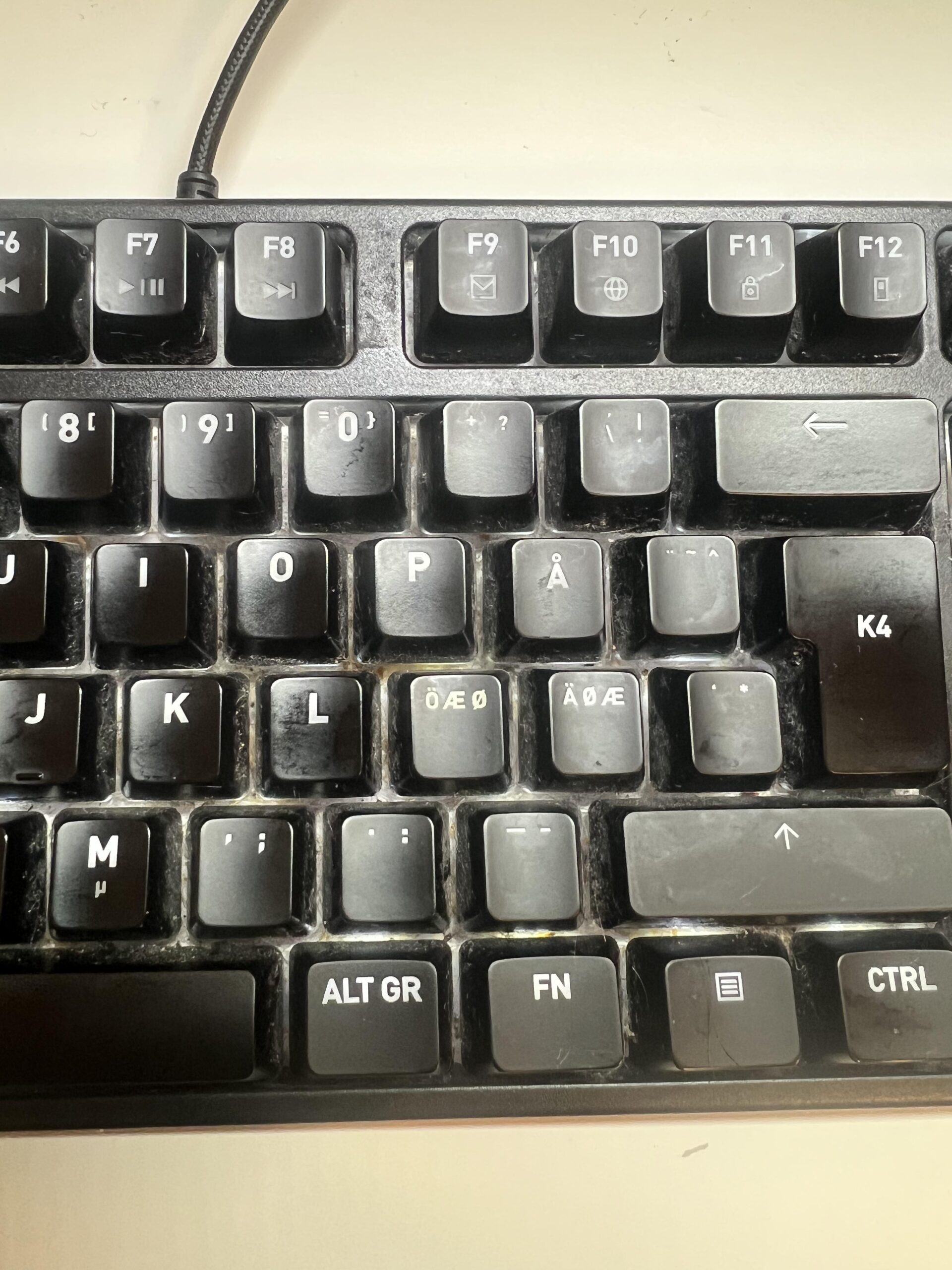 Nahaufnahme des nordischen Layouts und der Enter-Tasten meiner Xtrfy K4 Lite