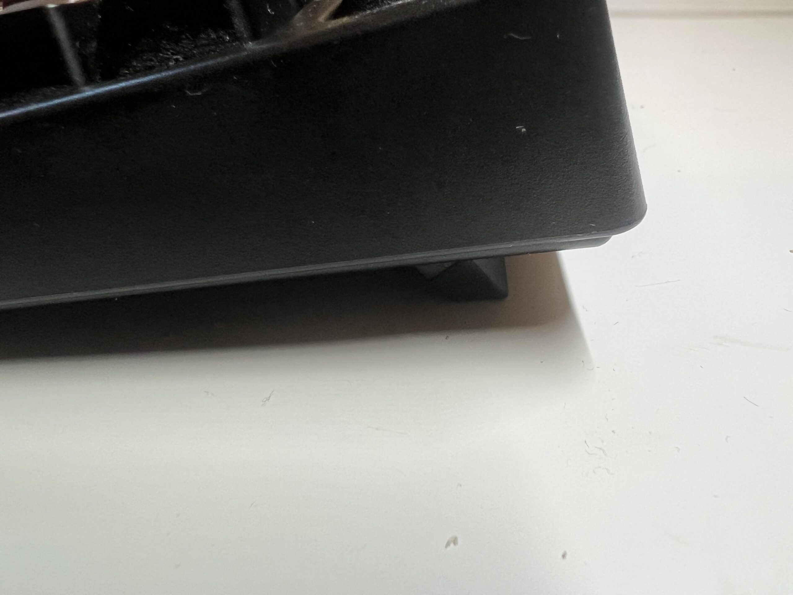 Seitenansicht meiner Xtrfy K4 Lite mit ausgeklapptem Fuß für höheren Tippwinkel