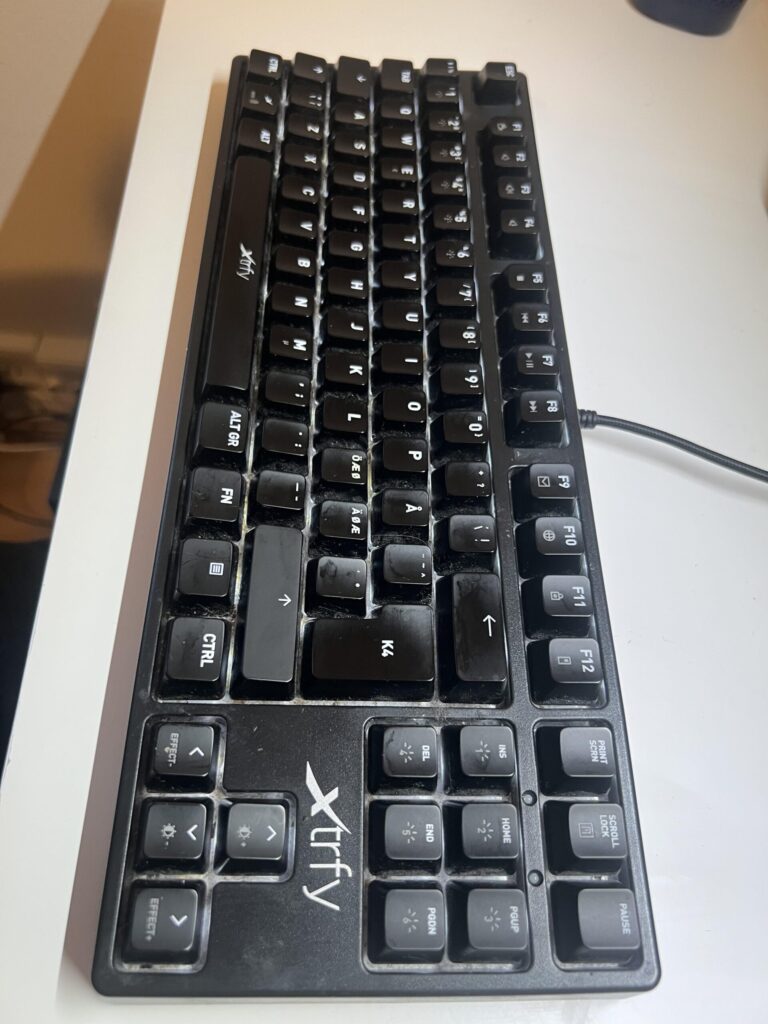 Xtrfy K4 Lite Tenkeyless-Mechanik-Tastatur nach etwa sieben Jahren nahezu täglicher Nutzung