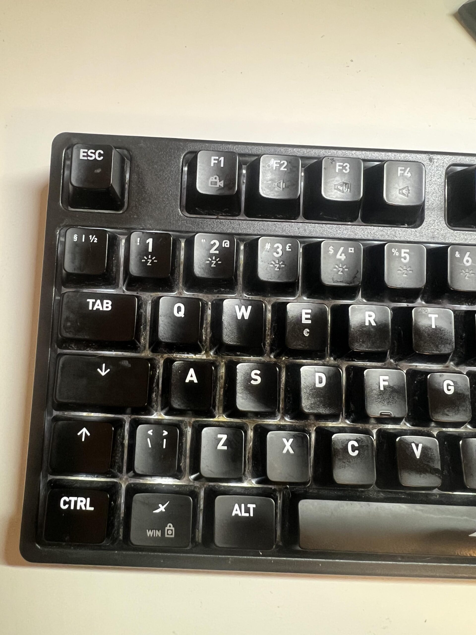 Nahaufnahme des WASD-Bereichs meiner Xtrfy K4 Lite nach Jahren Gaming und Alltagsnutzung